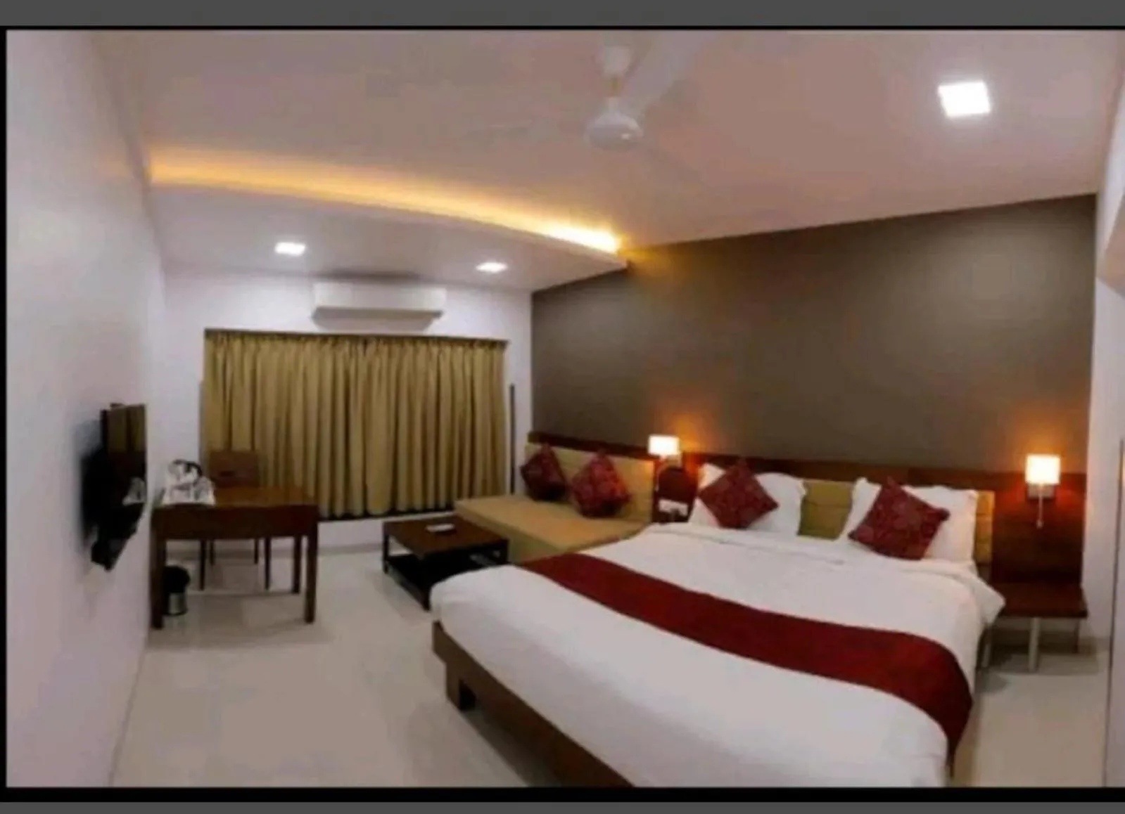 Bedroom, Bed in Hotel Raviraj, Chhatrapati Sambhaji Nagar