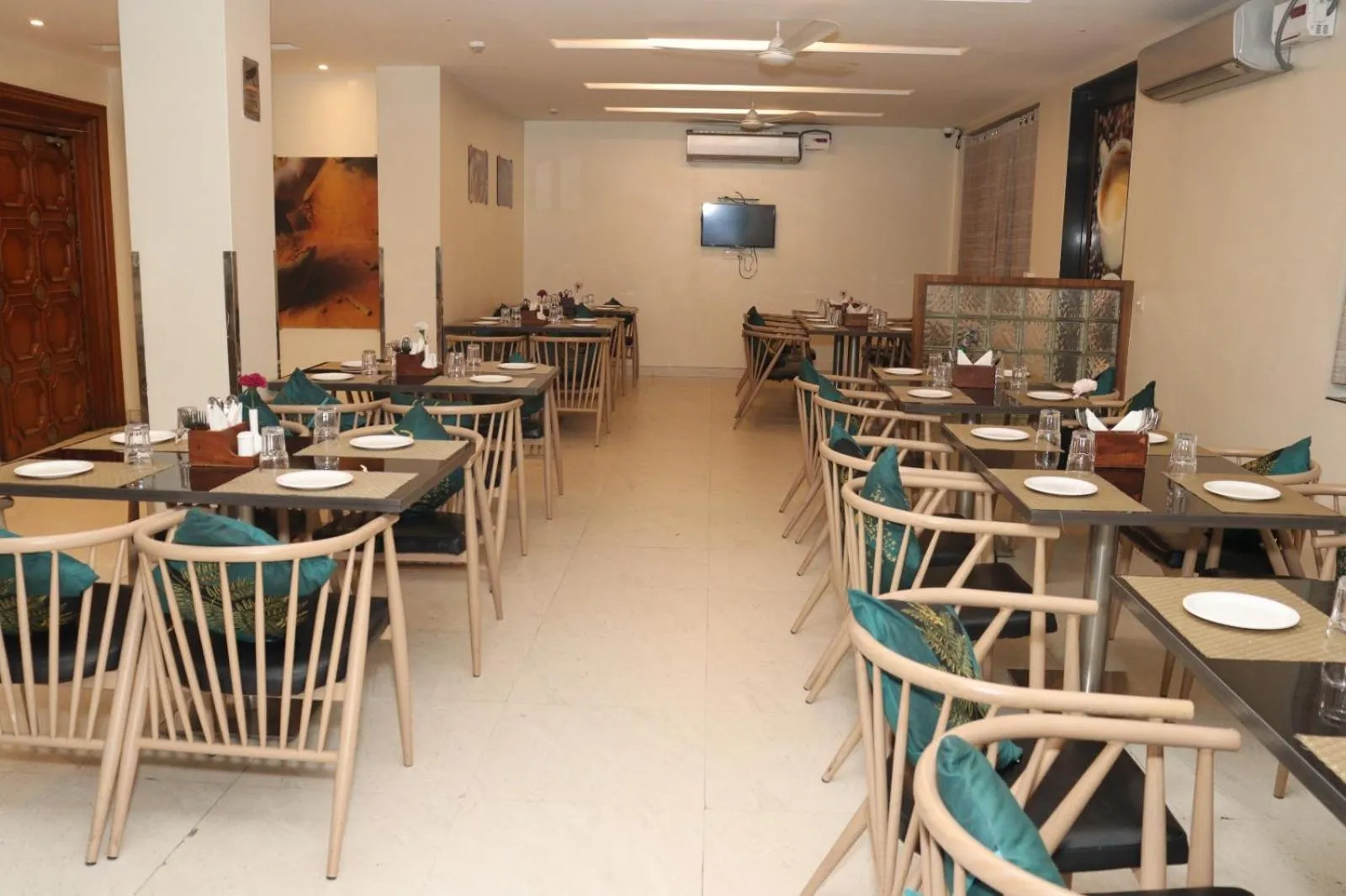 Restaurant/places to eat in Hotel Raviraj, Chhatrapati Sambhaji Nagar