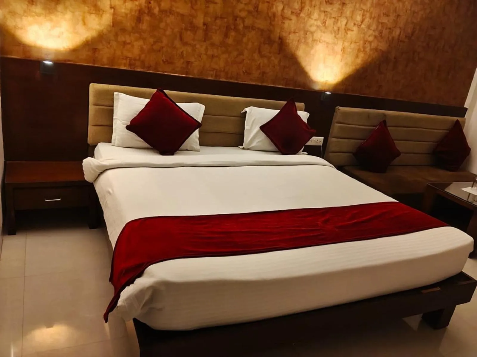 Bedroom, Bed in Hotel Raviraj, Chhatrapati Sambhaji Nagar