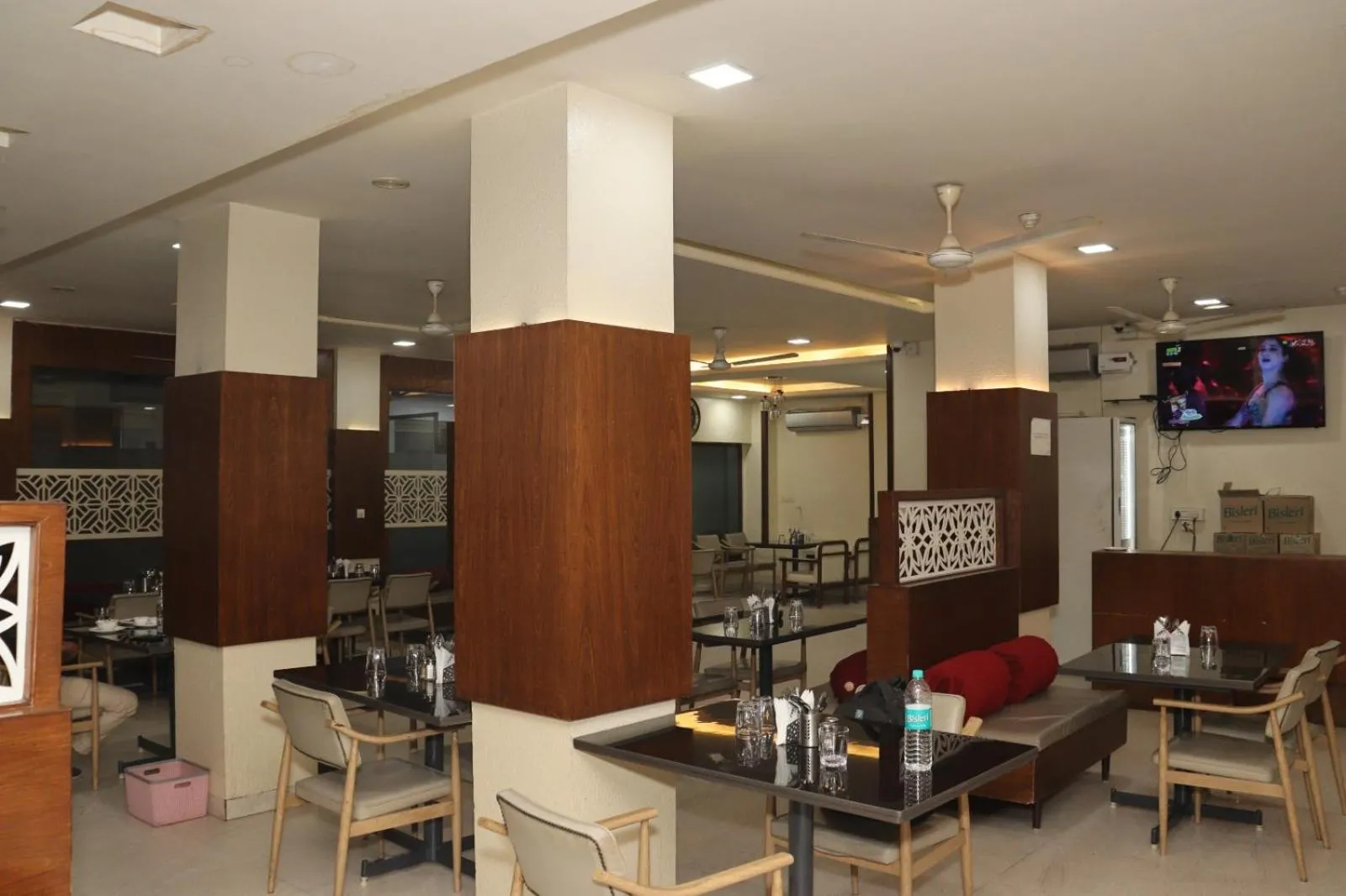 Restaurant/places to eat in Hotel Raviraj, Chhatrapati Sambhaji Nagar