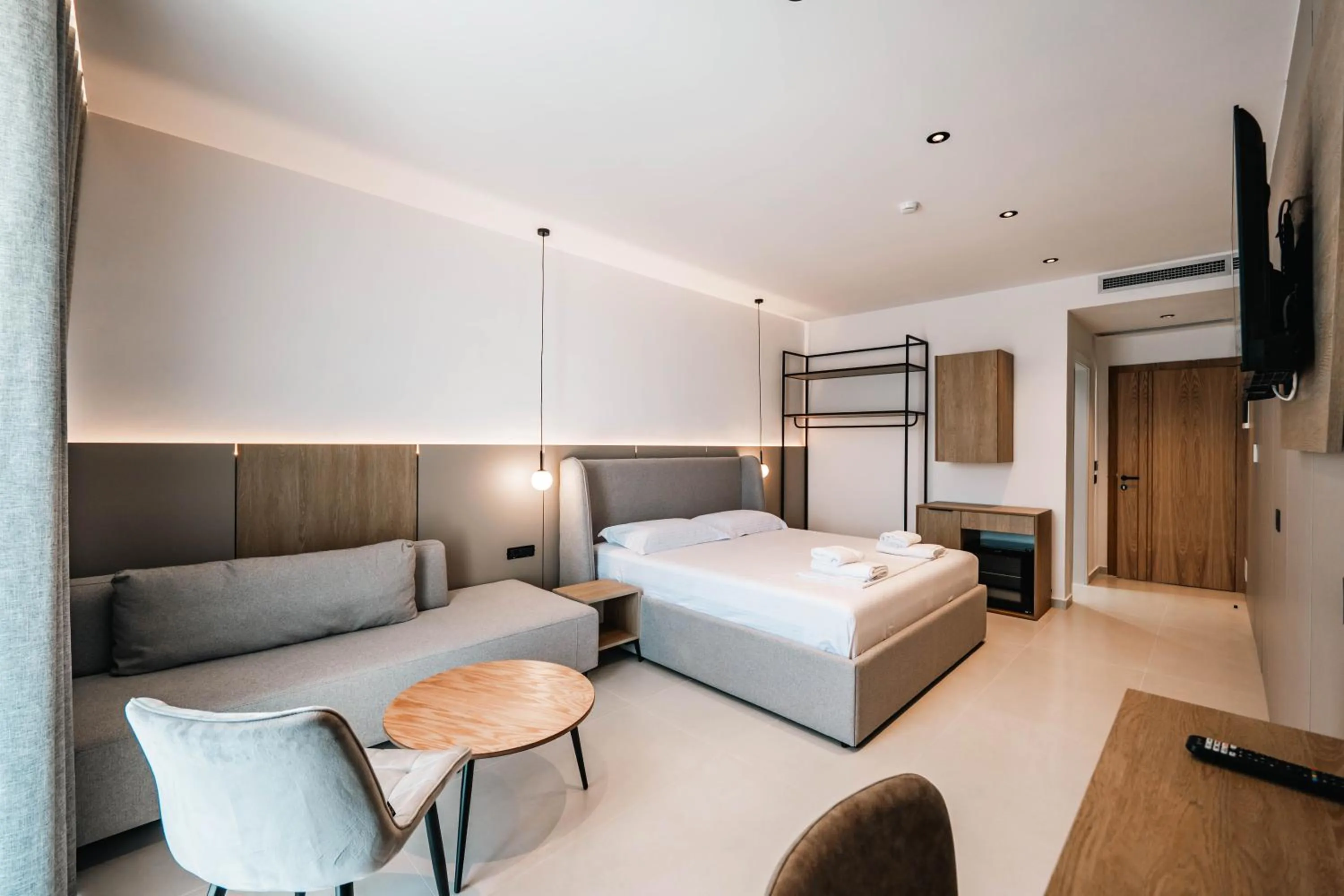 Communal lounge/ TV room, Bed in Central Park Premium Hotel