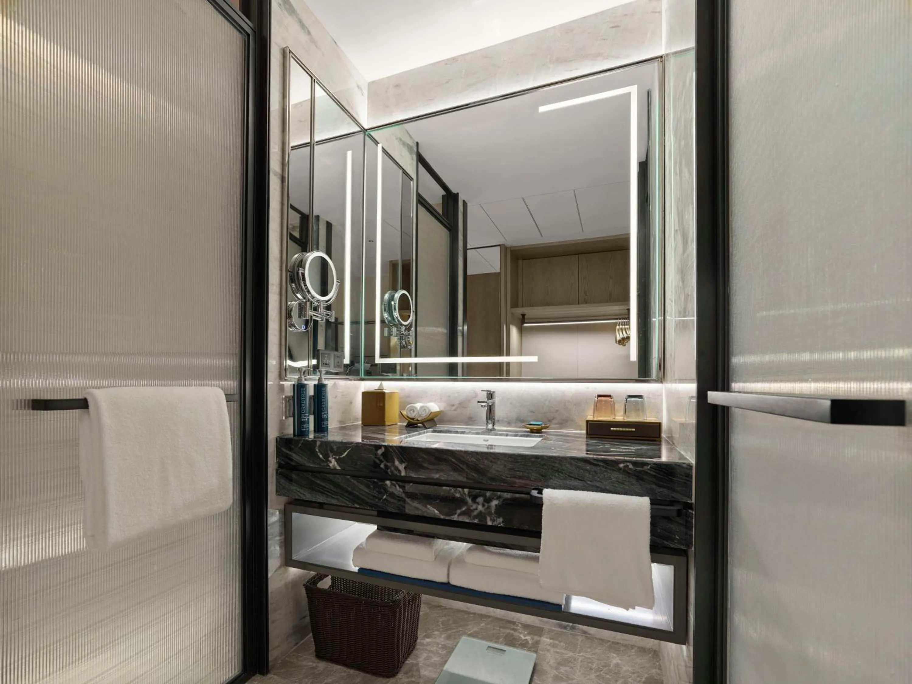 Bathroom, Bed in Hilton Yuyao