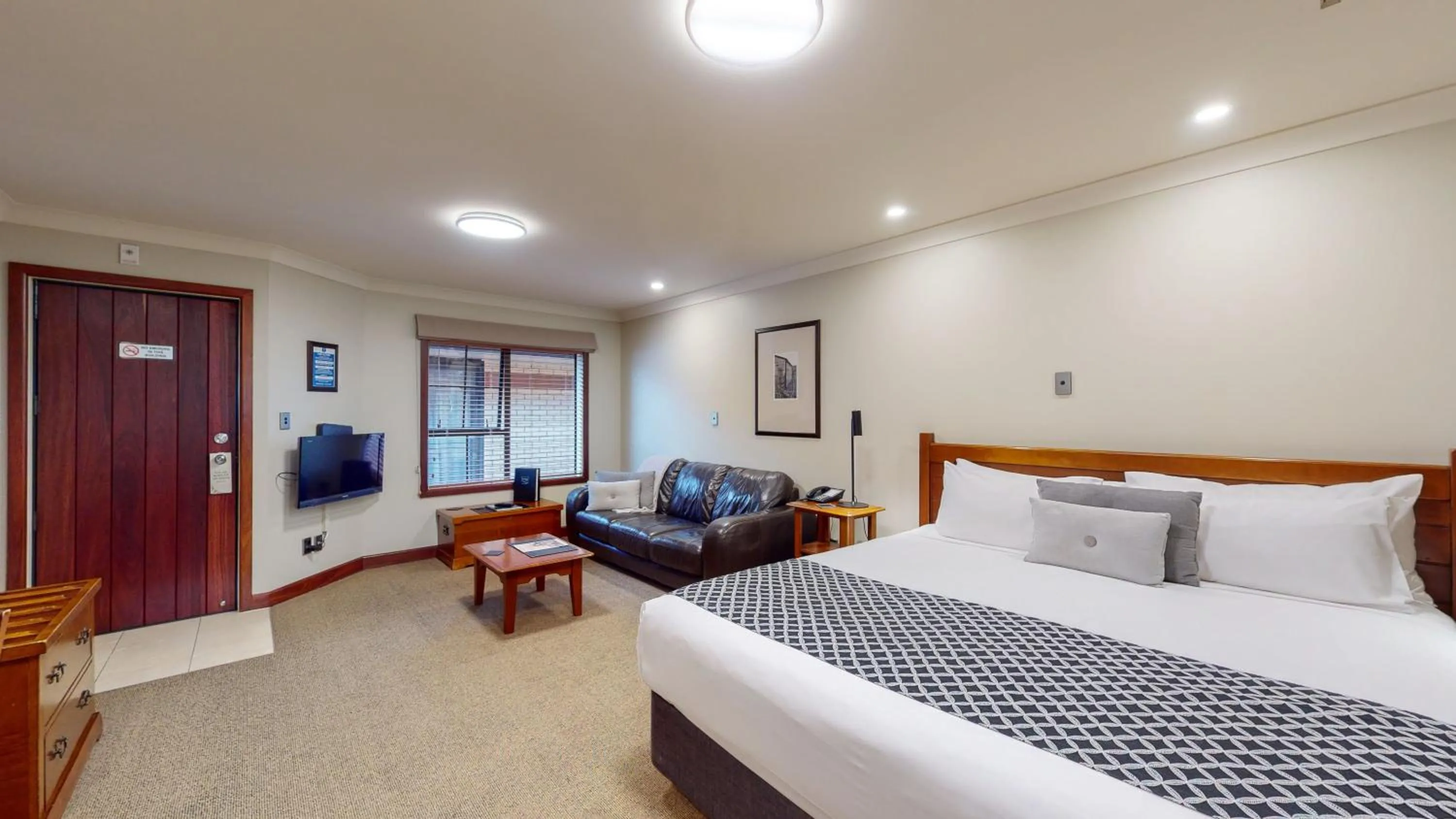 Bed in Quantum Lodge Motor Inn