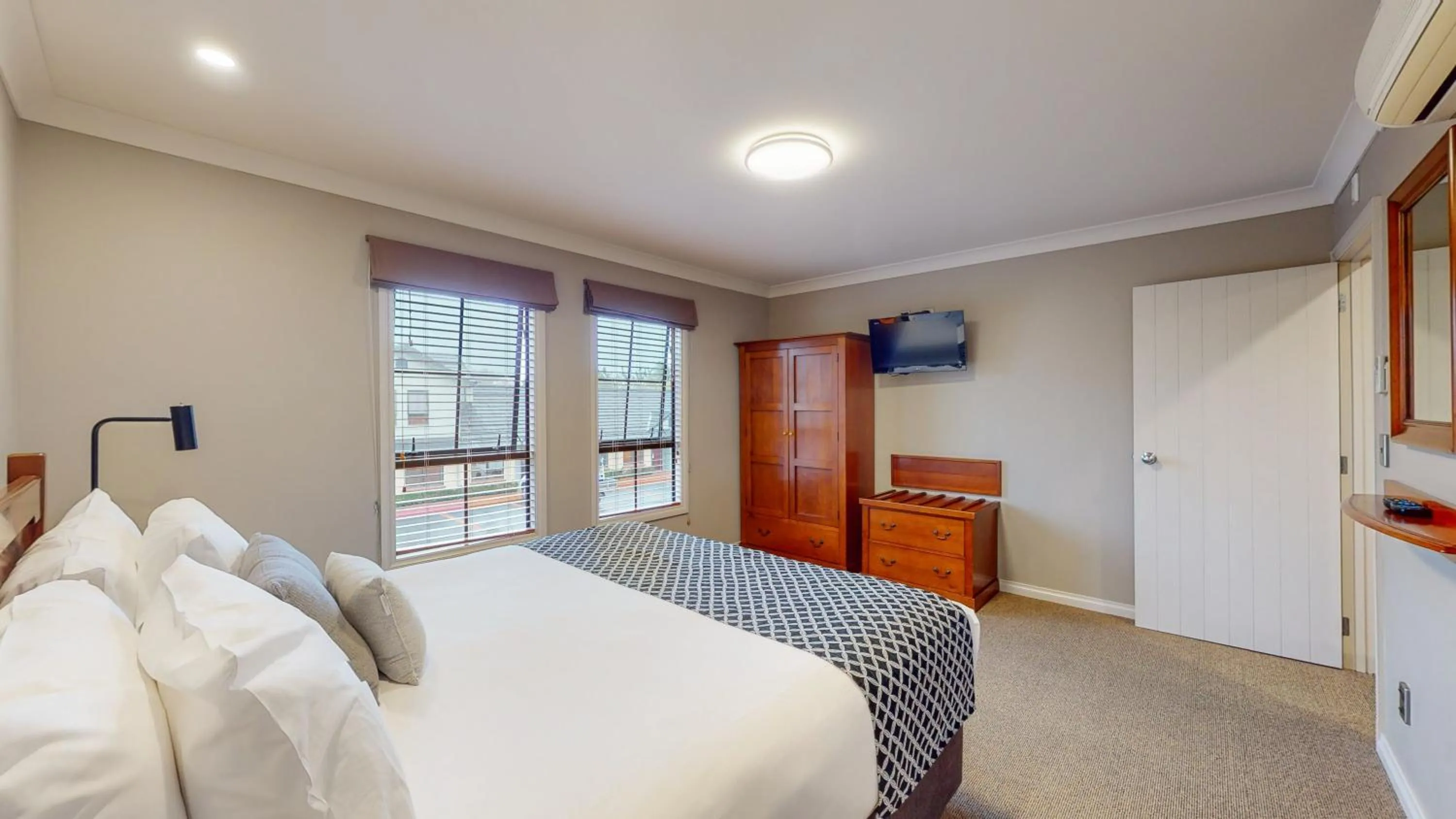 Bed in Quantum Lodge Motor Inn