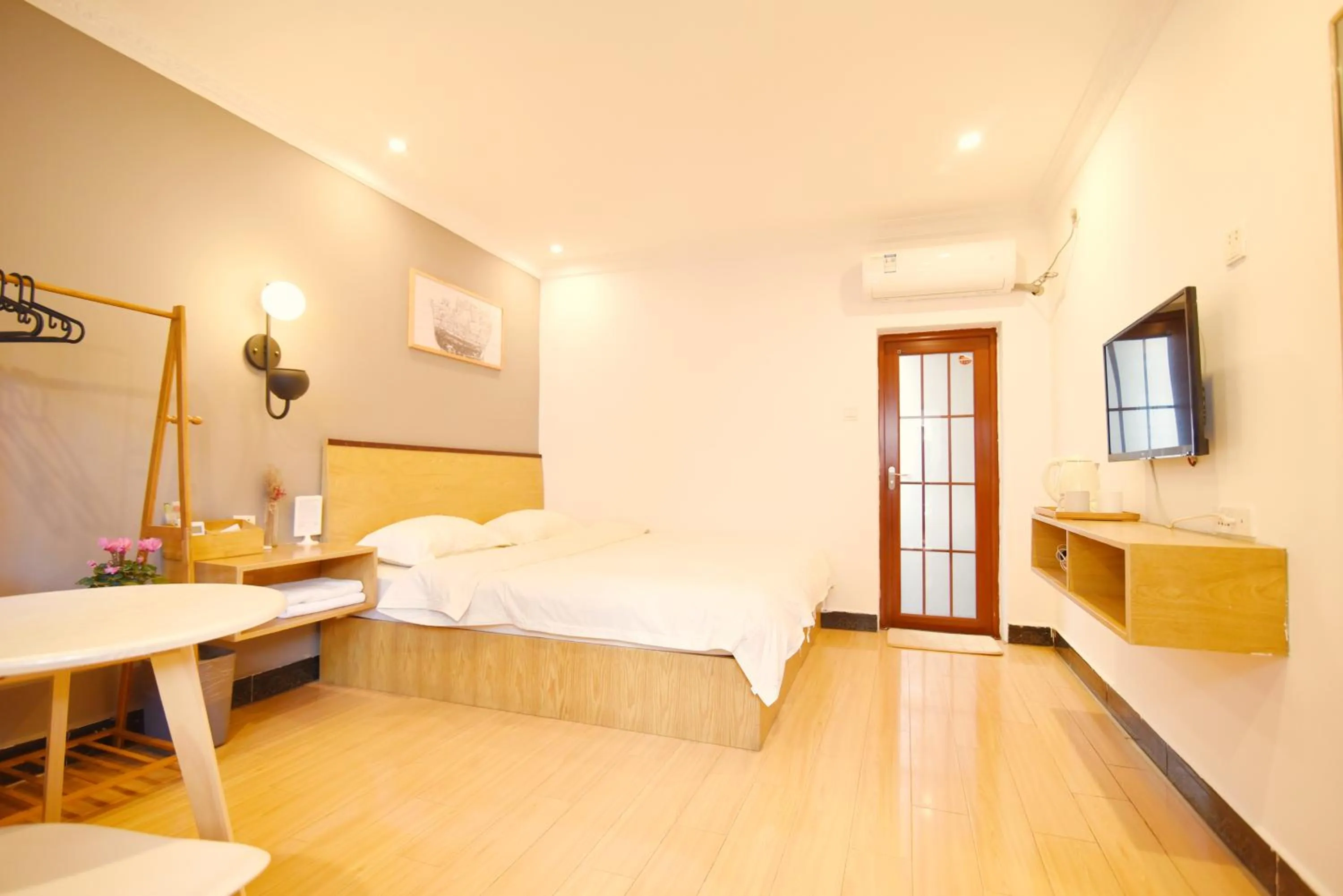 Photo of the whole room, Bed in Guilin Cyan Box Guest House
