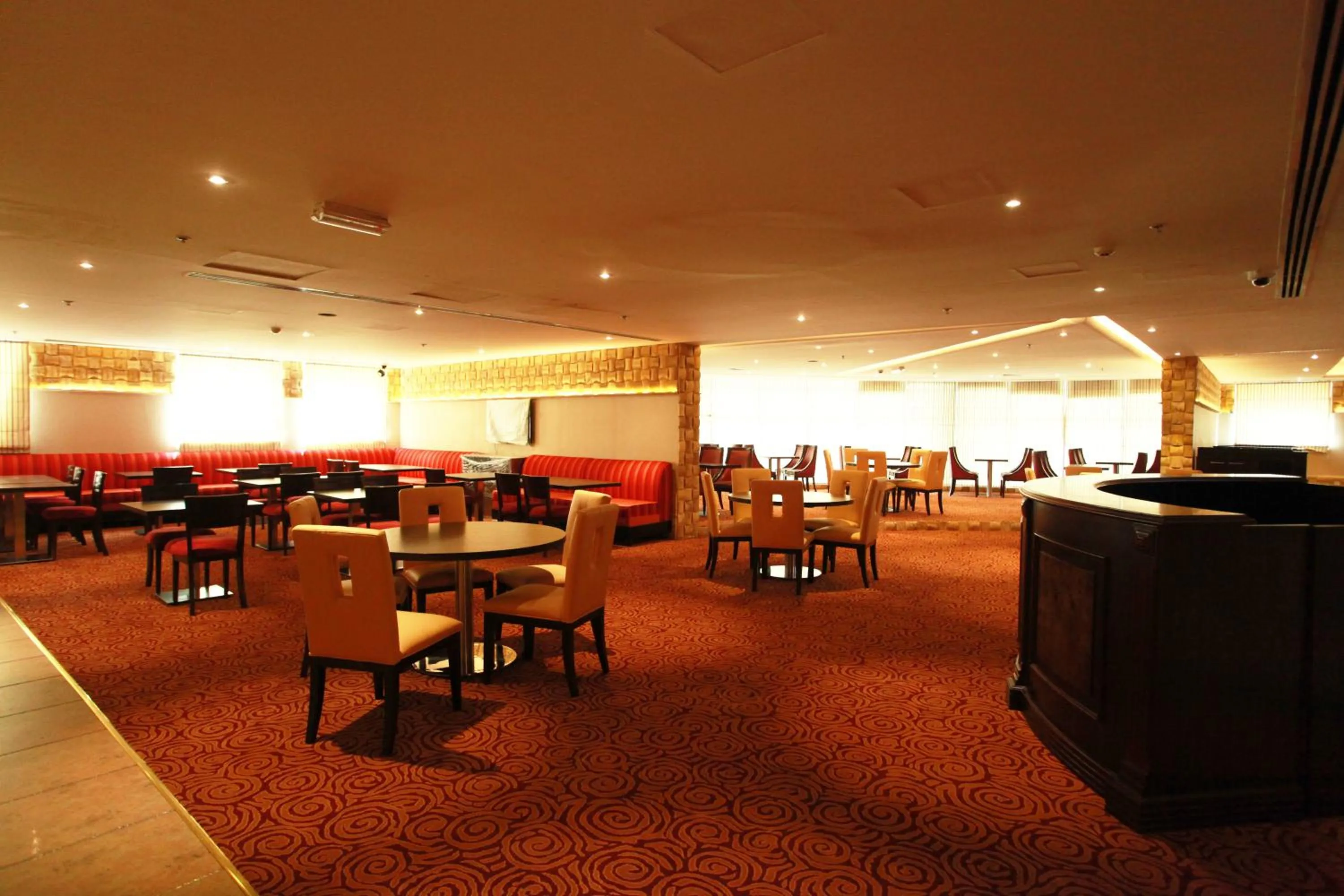 Restaurant/places to eat in Golden Ocean Hotel