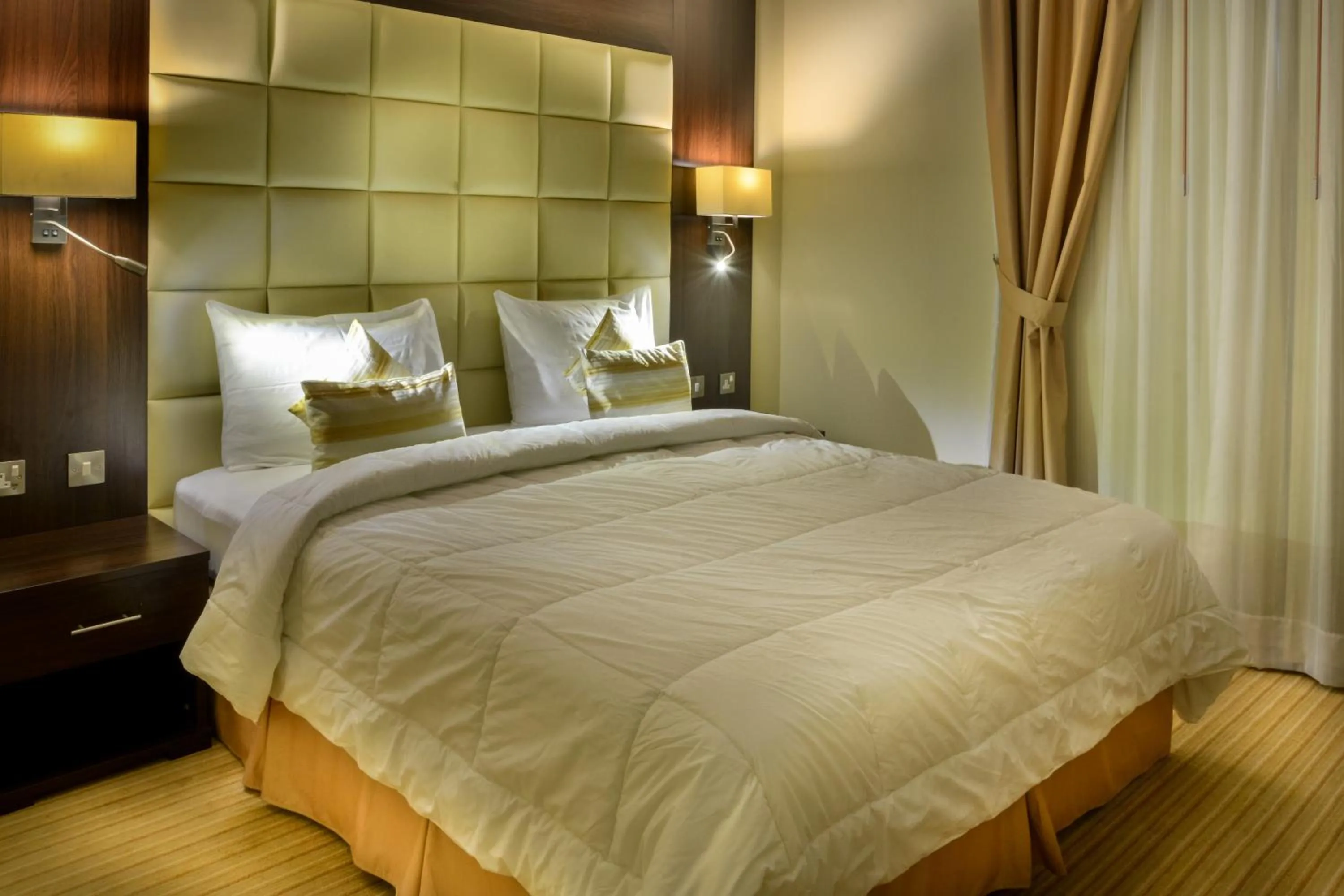 Bedroom, Bed in Golden Ocean Hotel