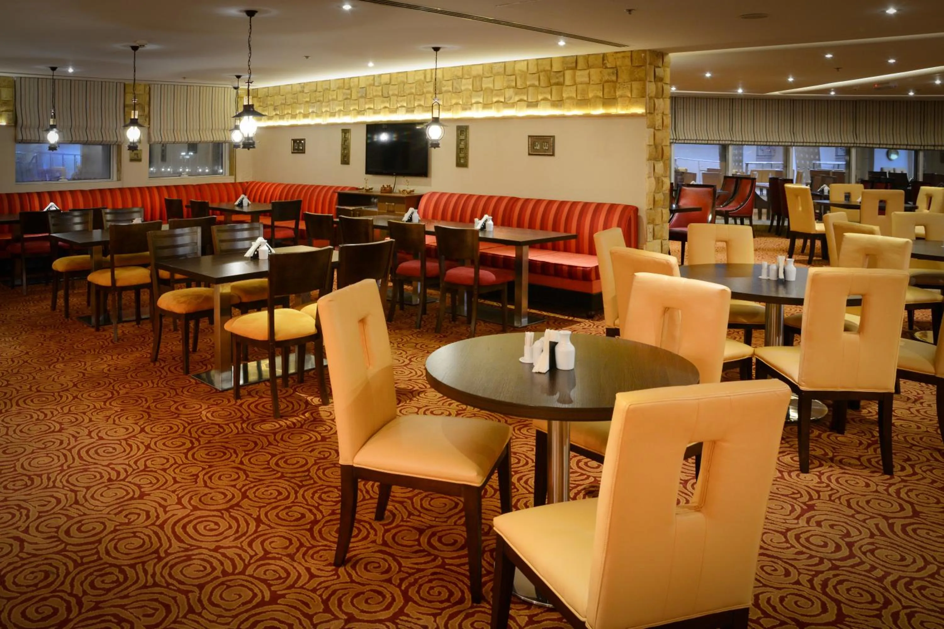 Restaurant/places to eat in Golden Ocean Hotel