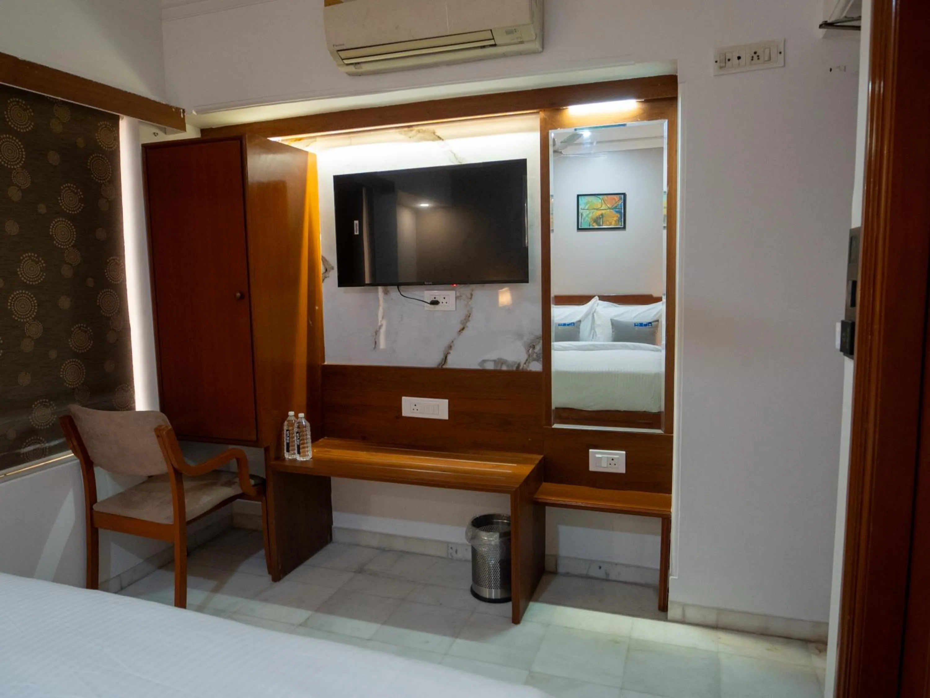 TV and multimedia, Bed in Hotel Pravasa Stay