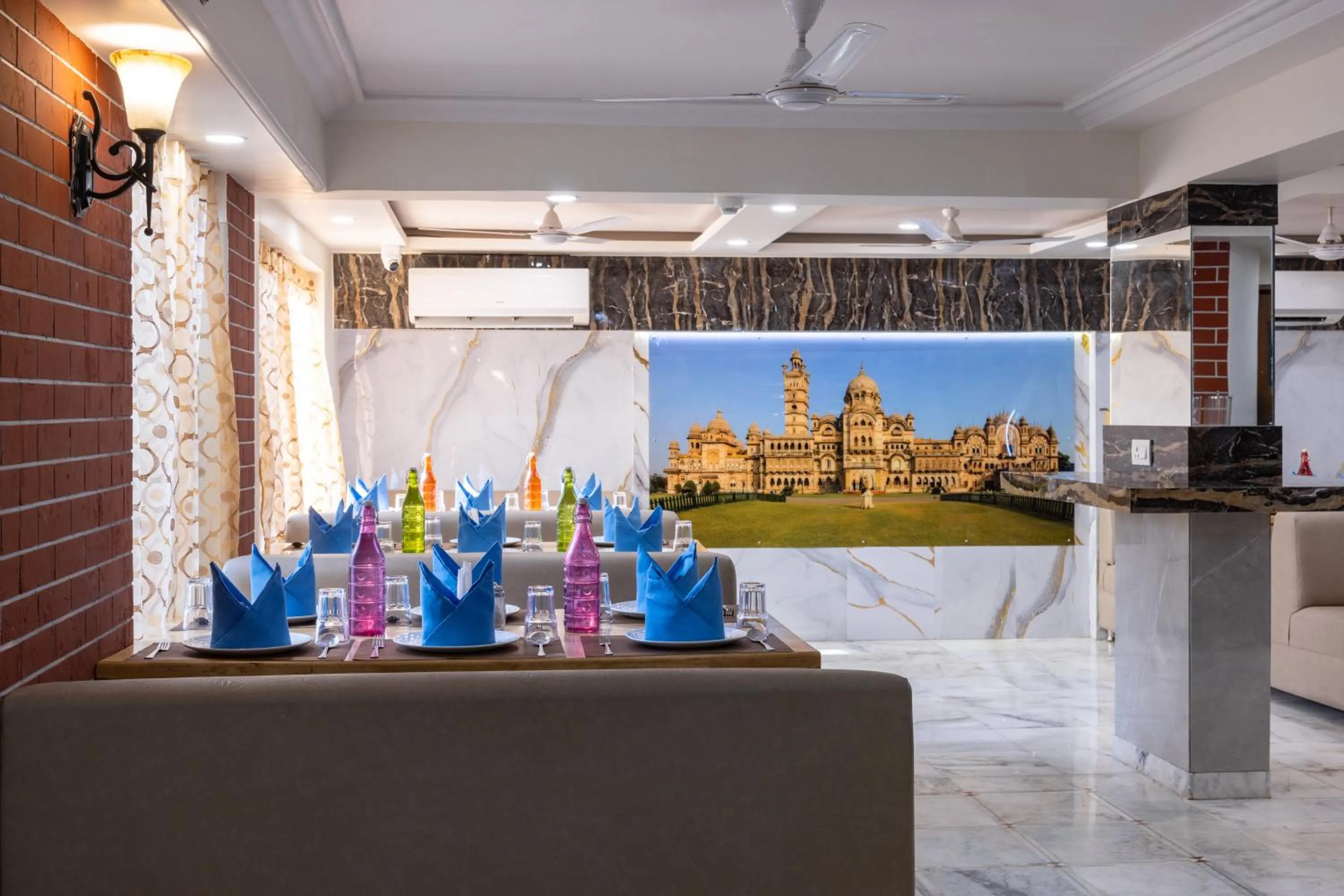 Restaurant/places to eat in Hotel Pravasa Stay