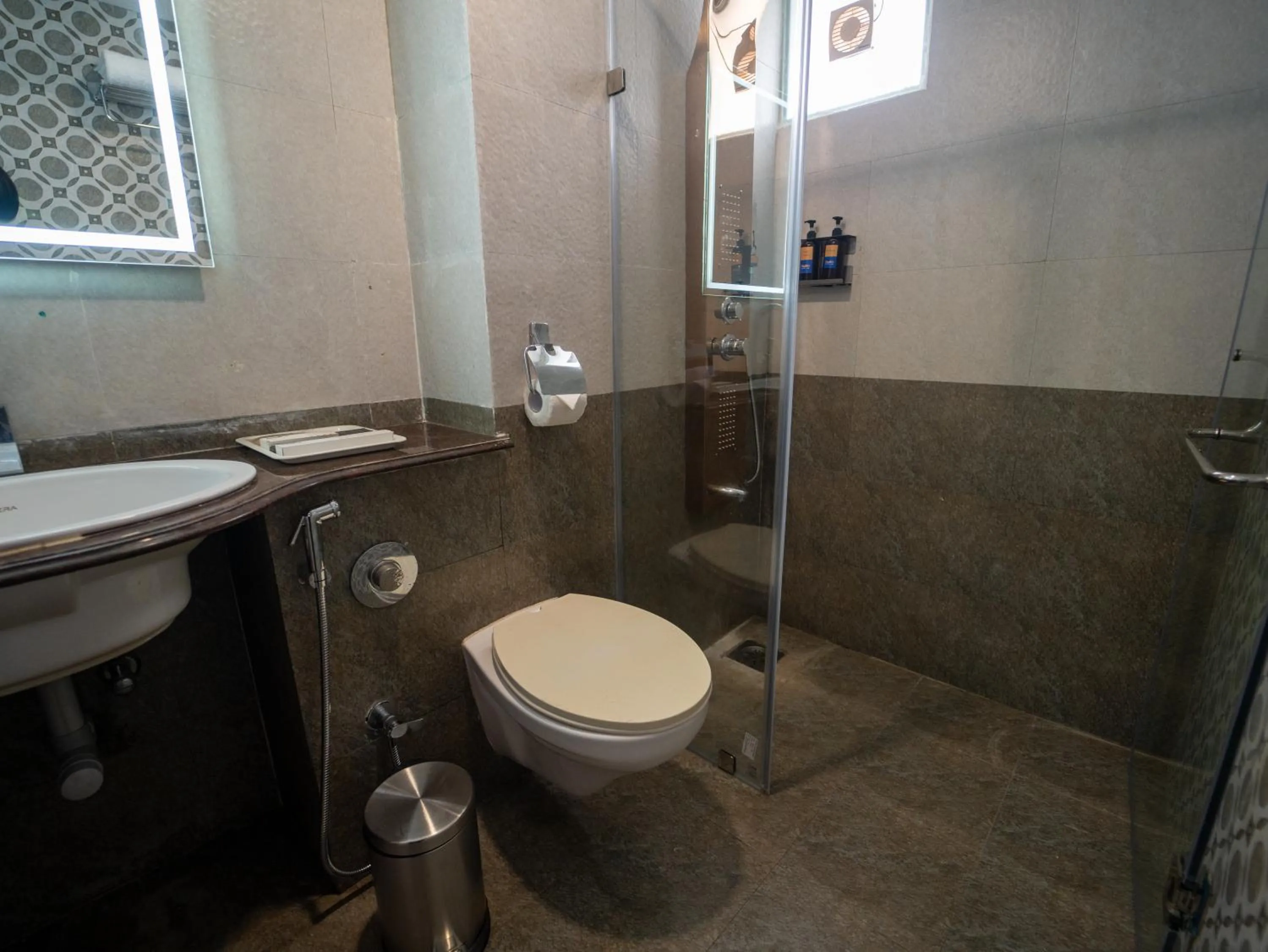 Shower in Hotel Pravasa Stay