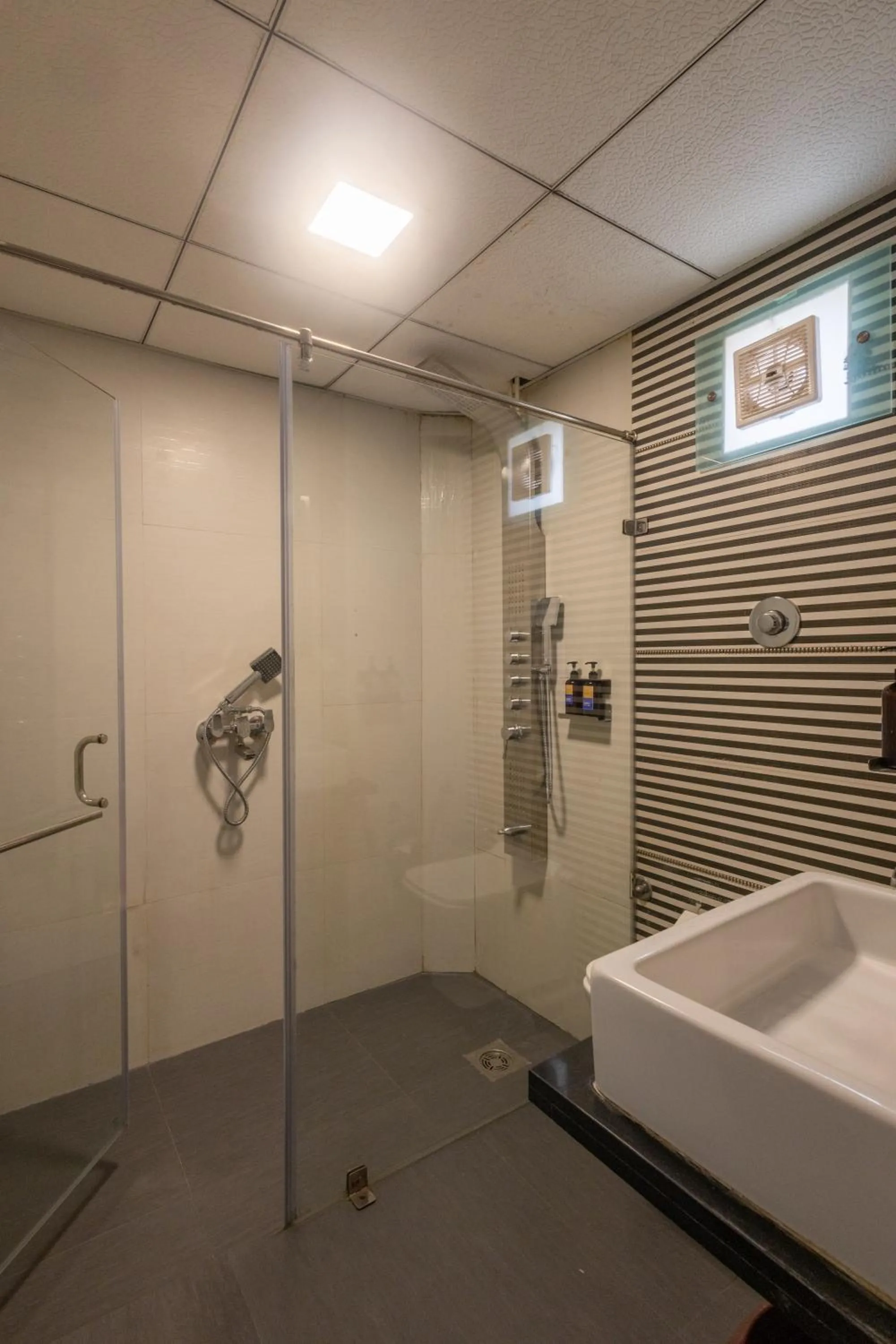 Bathroom in Hotel Pravasa Stay