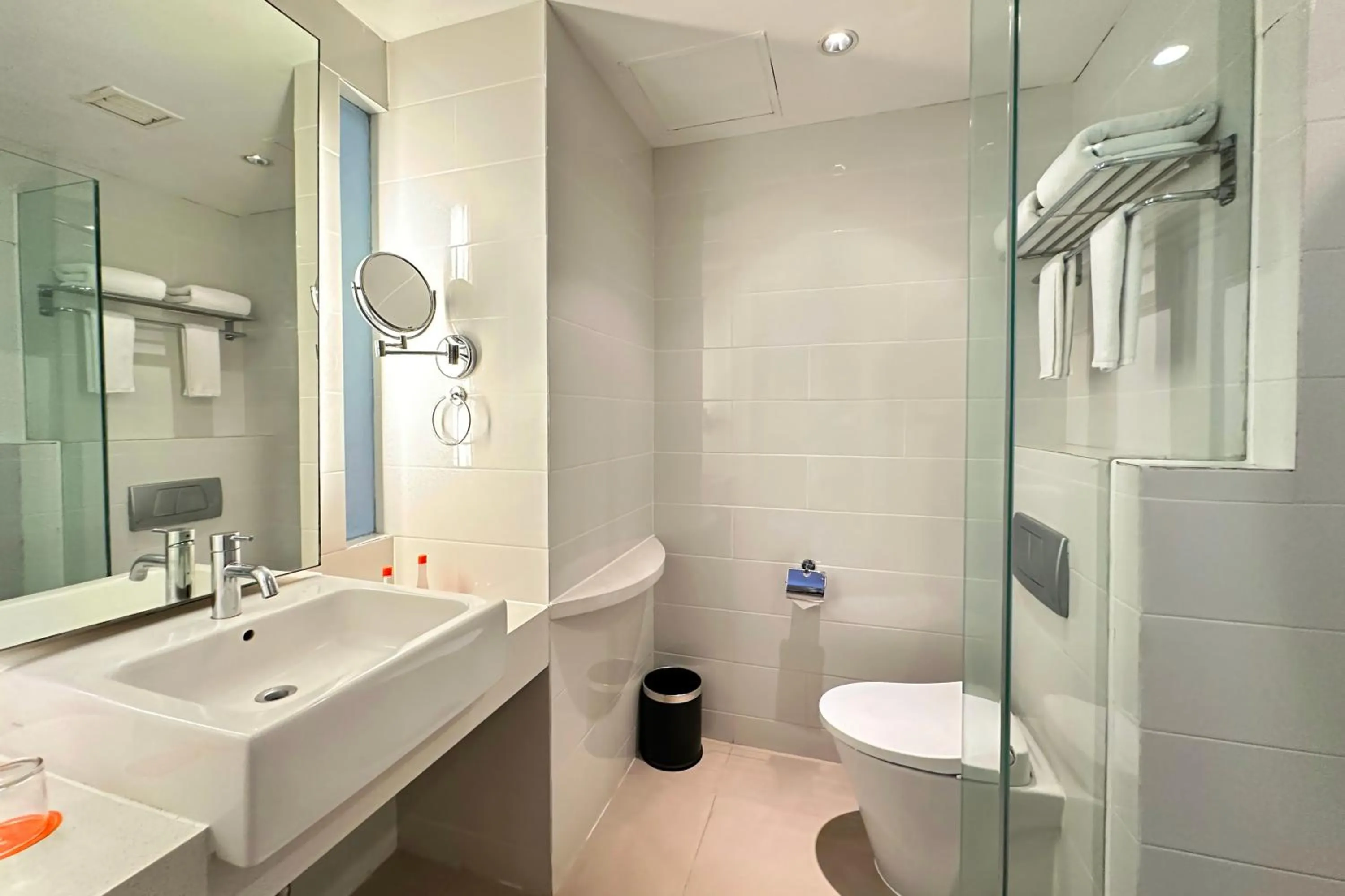 Bathroom in HARRIS Hotel & Conventions Gubeng