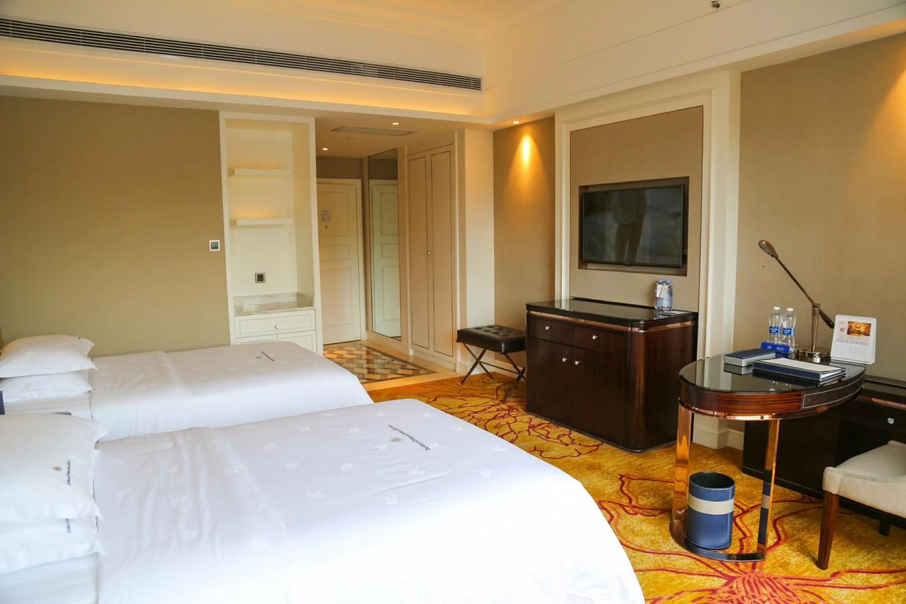 Photo of the whole room, Bed in Shenzhen Dayhello international Hotel (Baoan)