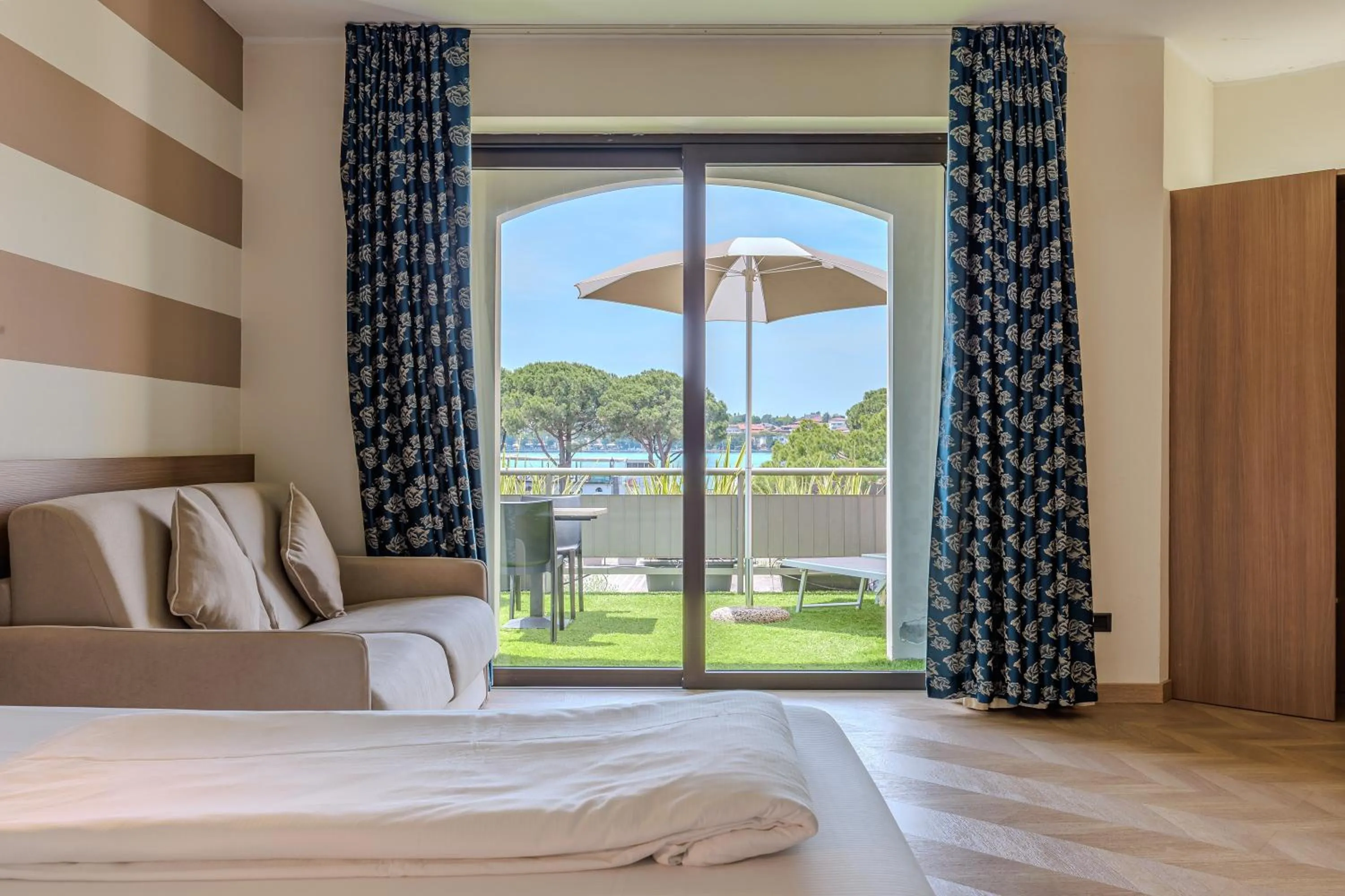 Balcony/Terrace, Bed in Hotel Ristorante Al Fiore