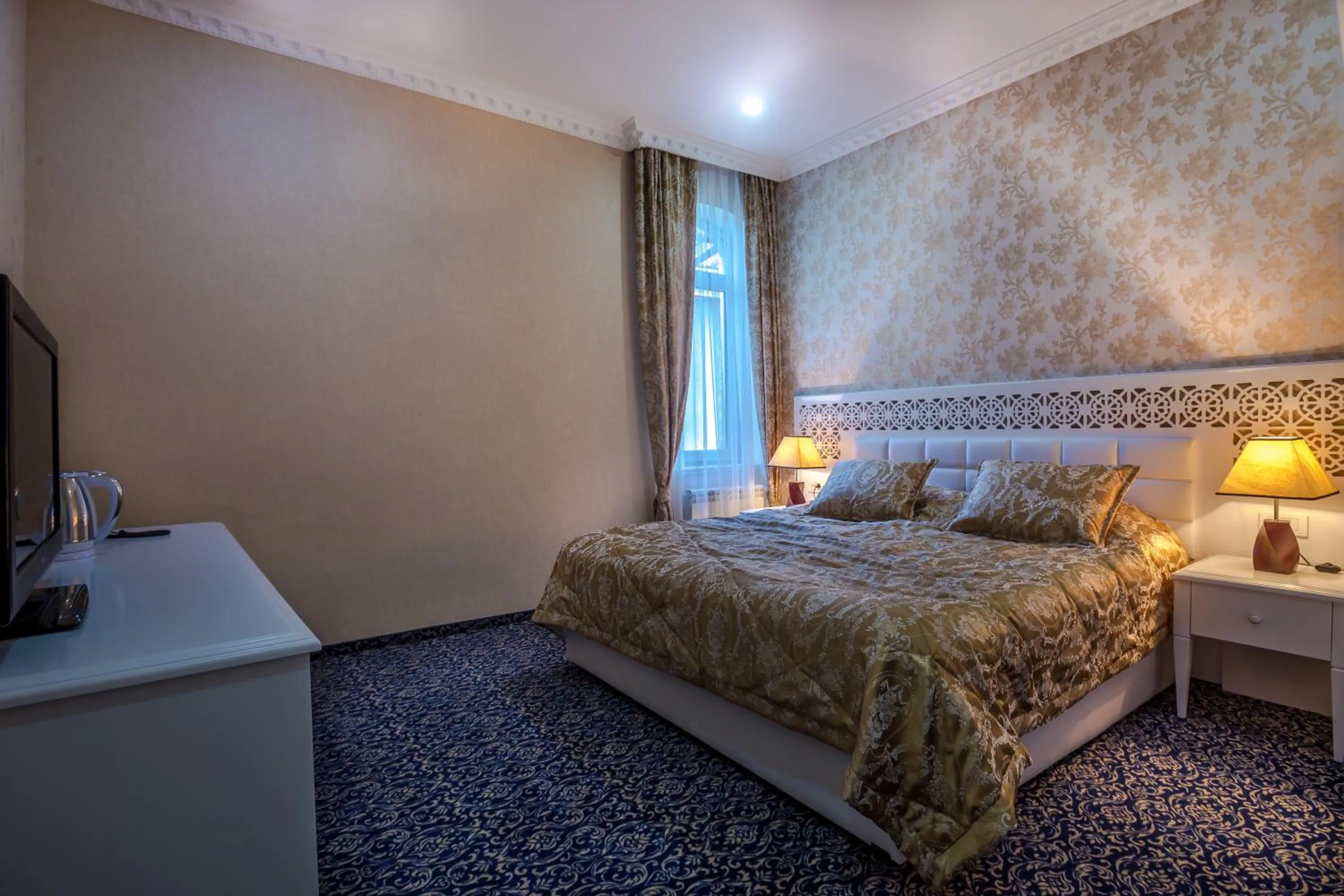 Photo of the whole room, Bed in Premier Old Gates Hotel