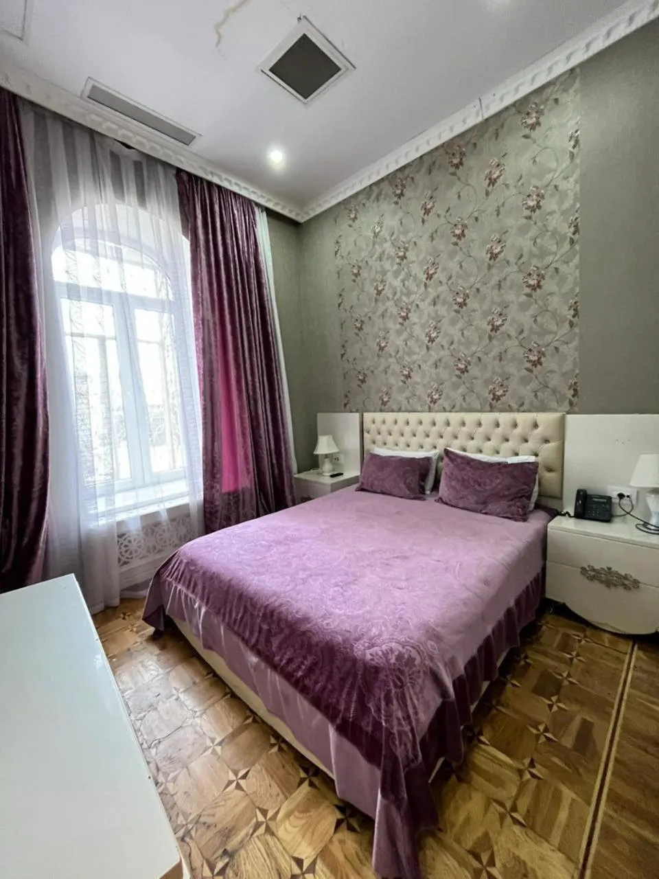 Bed in Premier Old Gates Hotel