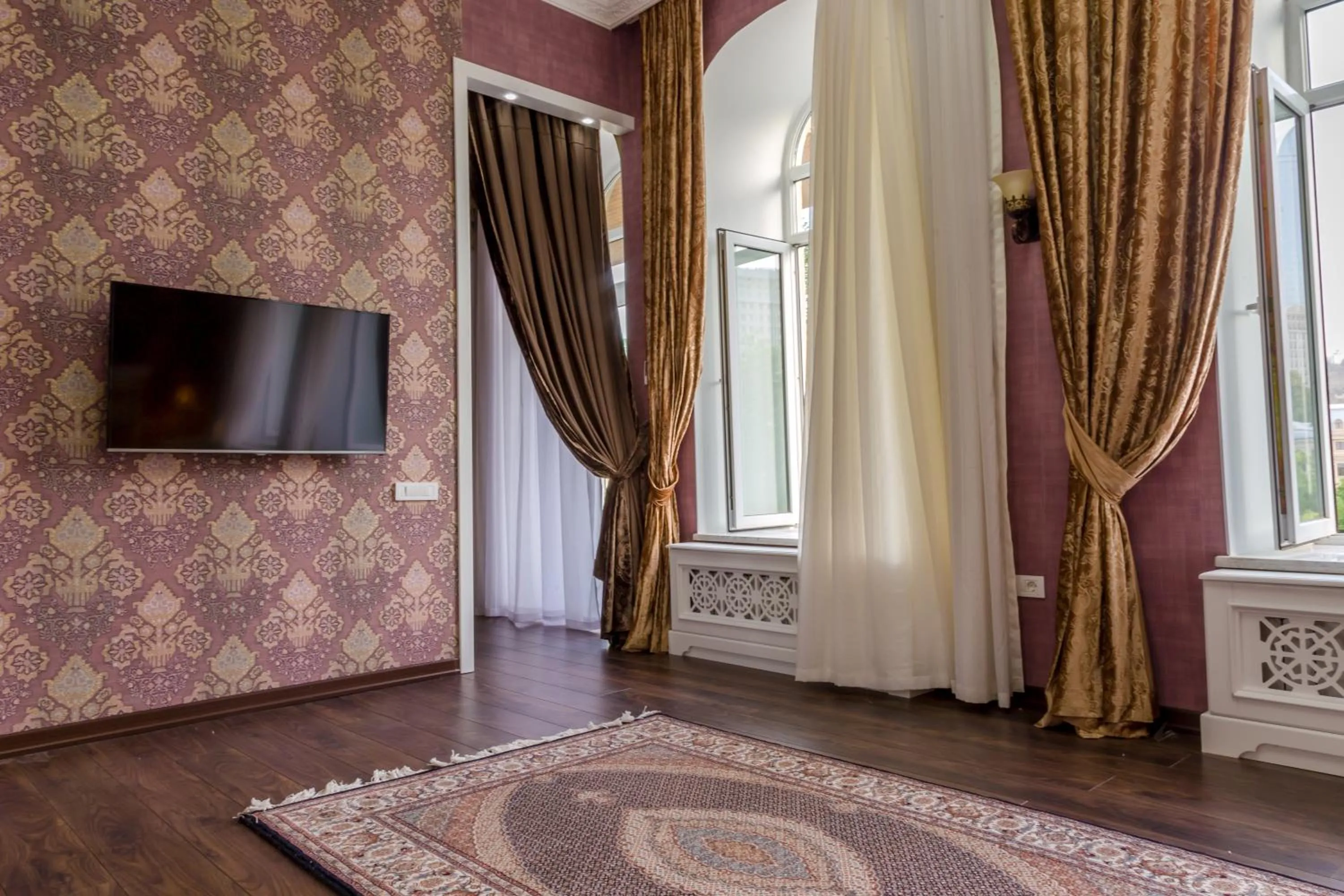 Communal lounge/ TV room in Premier Old Gates Hotel