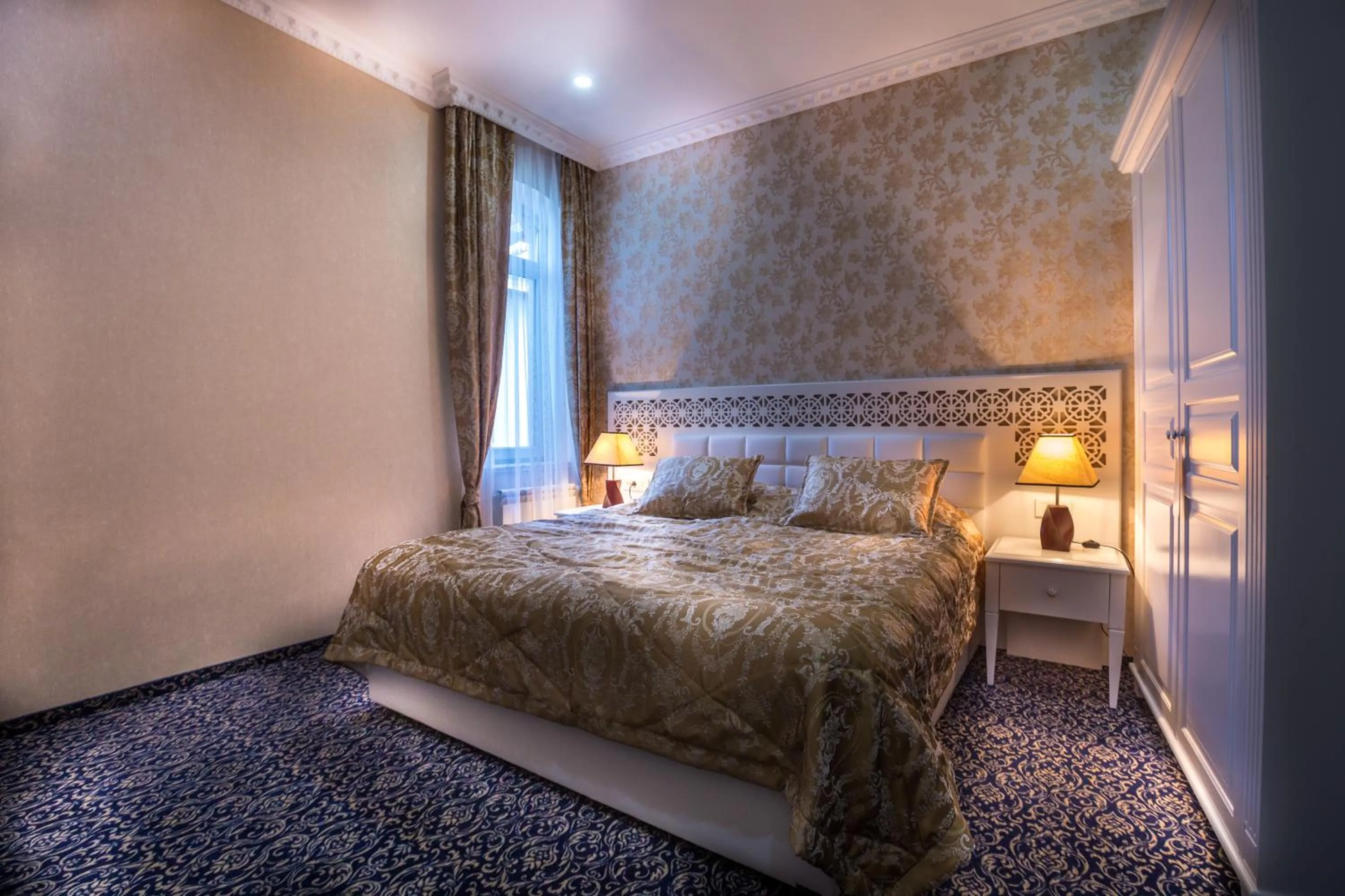 Photo of the whole room, Bed in Premier Old Gates Hotel