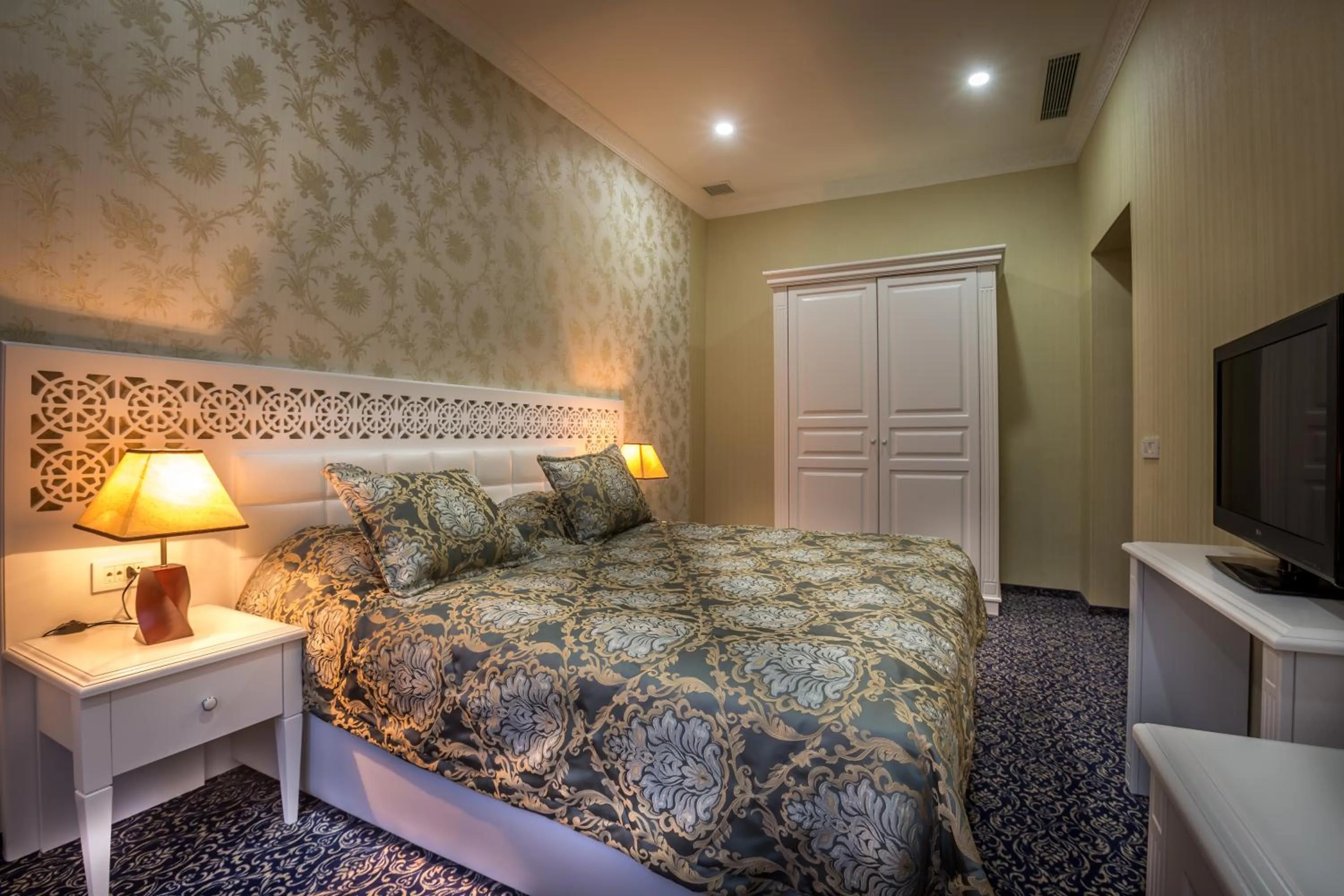 Bed in Premier Old Gates Hotel