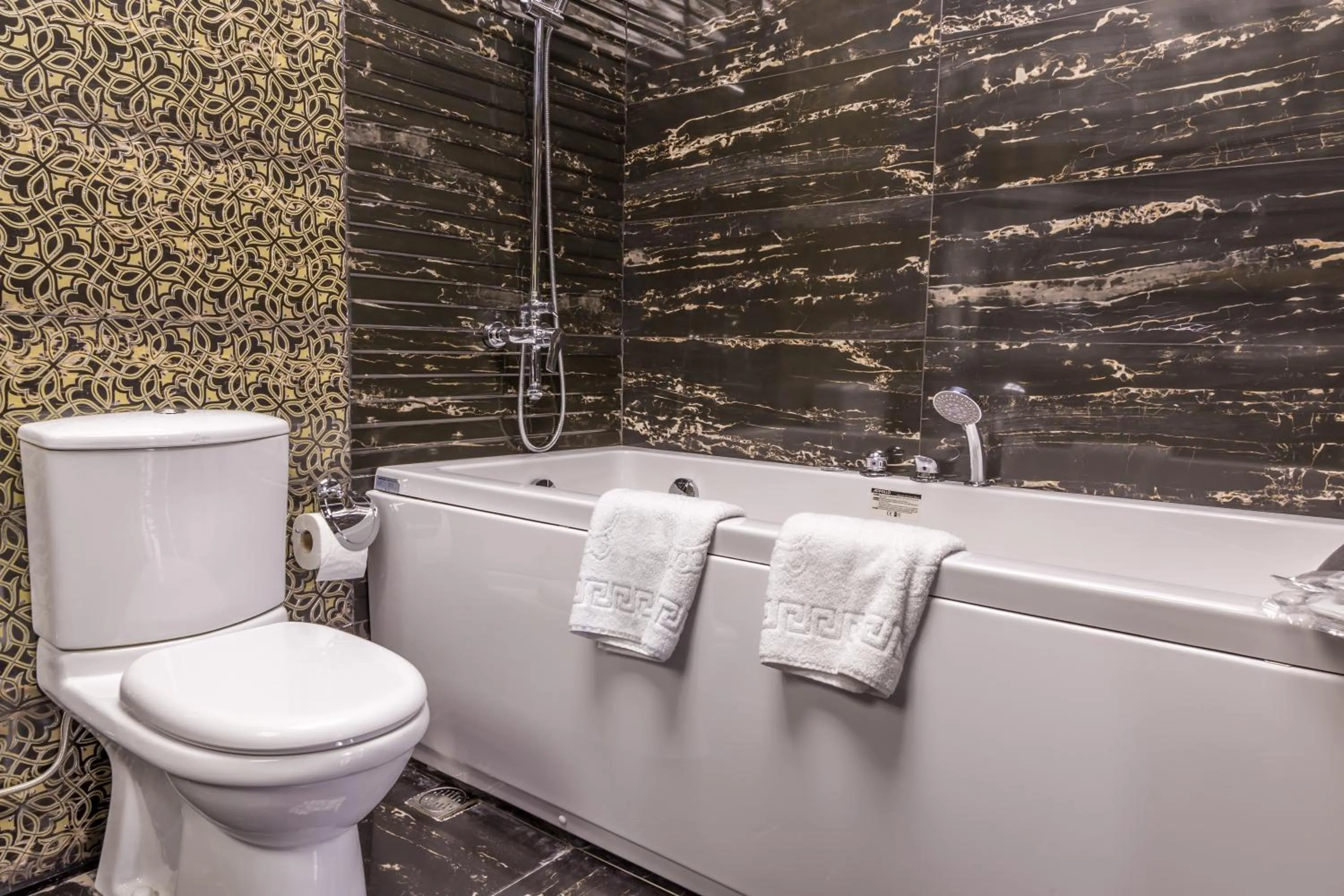 Shower in Premier Old Gates Hotel