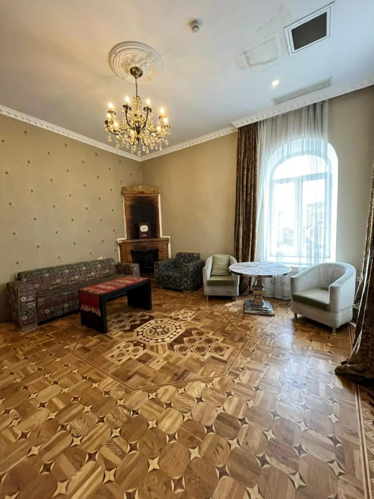 Living room in Premier Old Gates Hotel