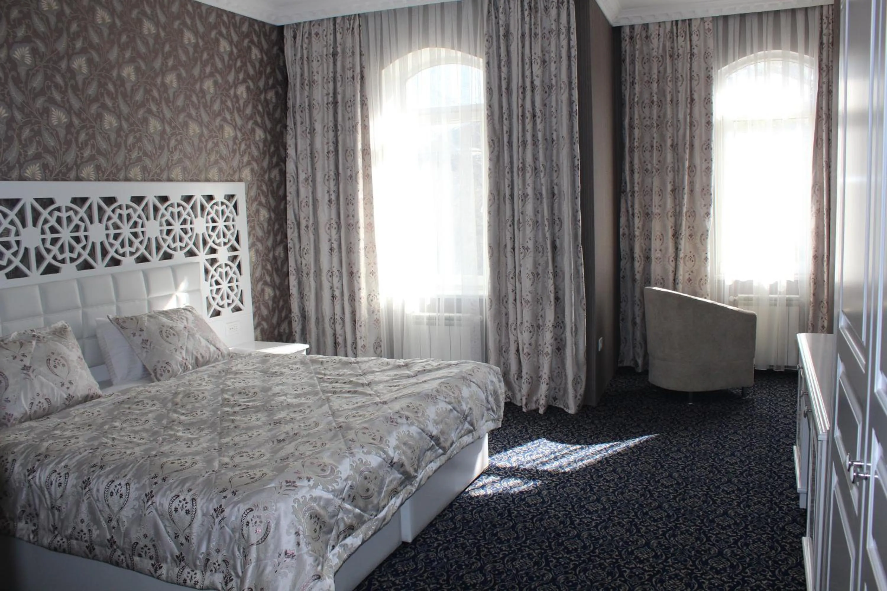 Day, Bed in Premier Old Gates Hotel