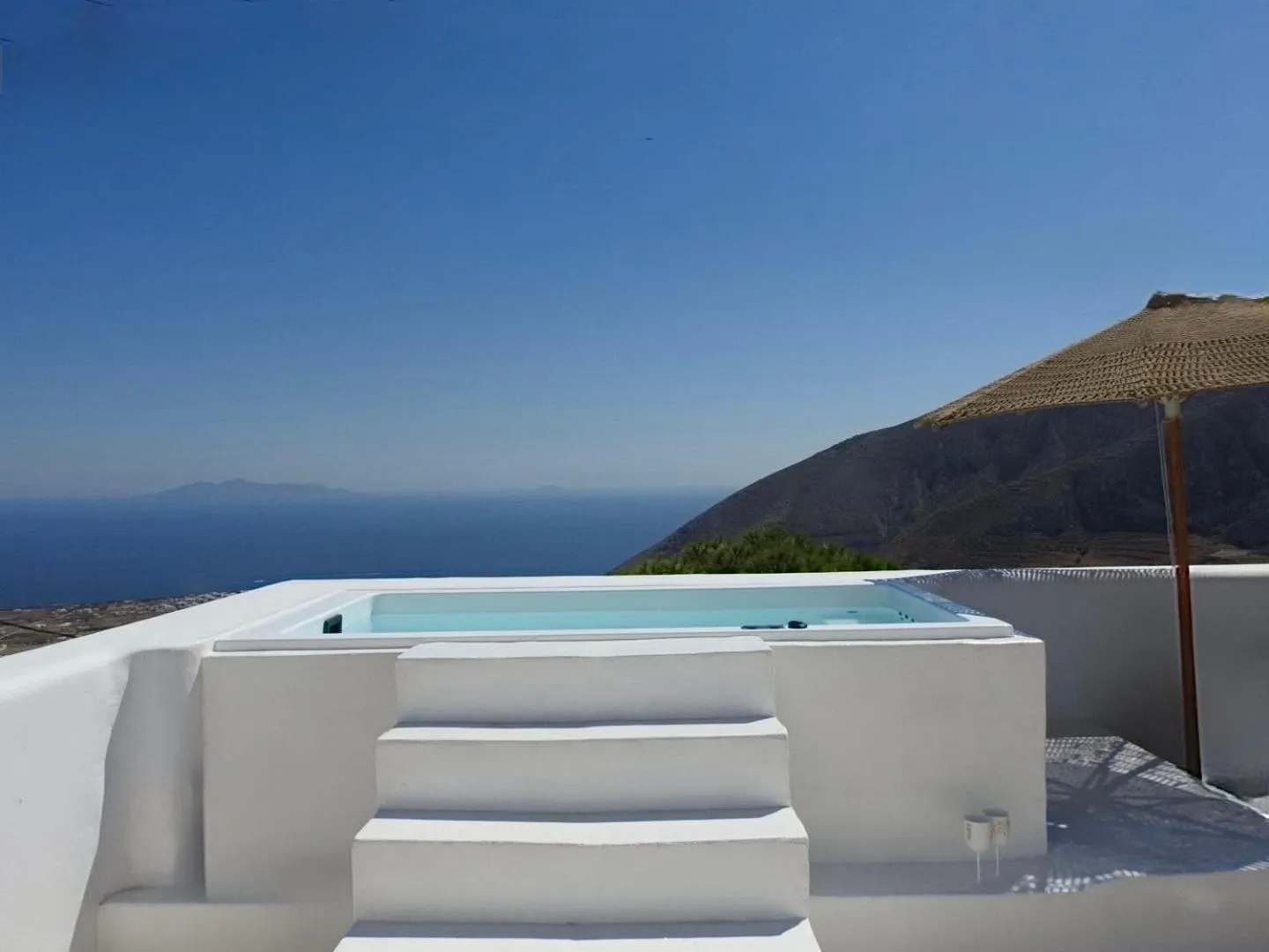 Luna Santorini Suites