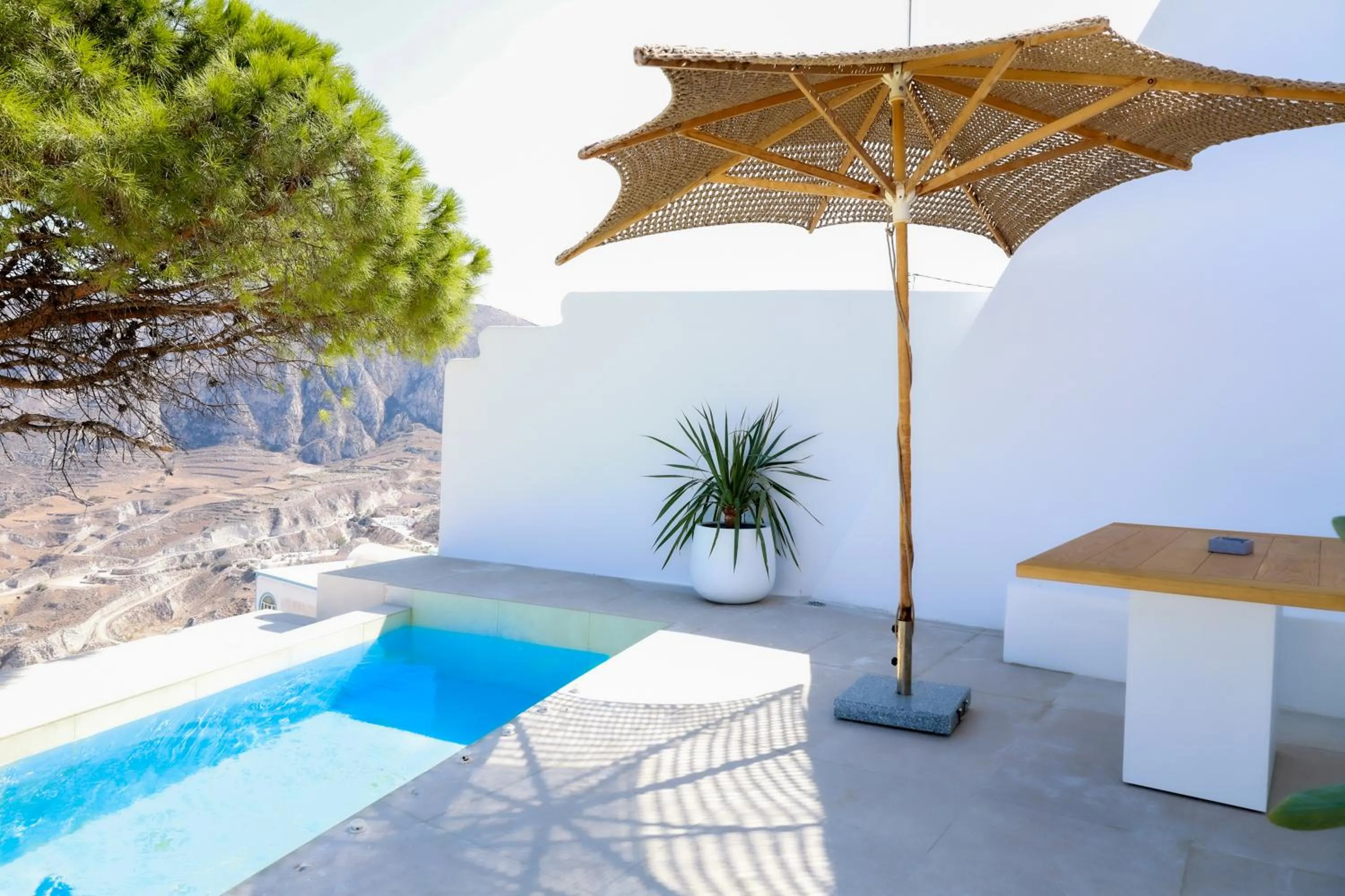 Luna Santorini Suites