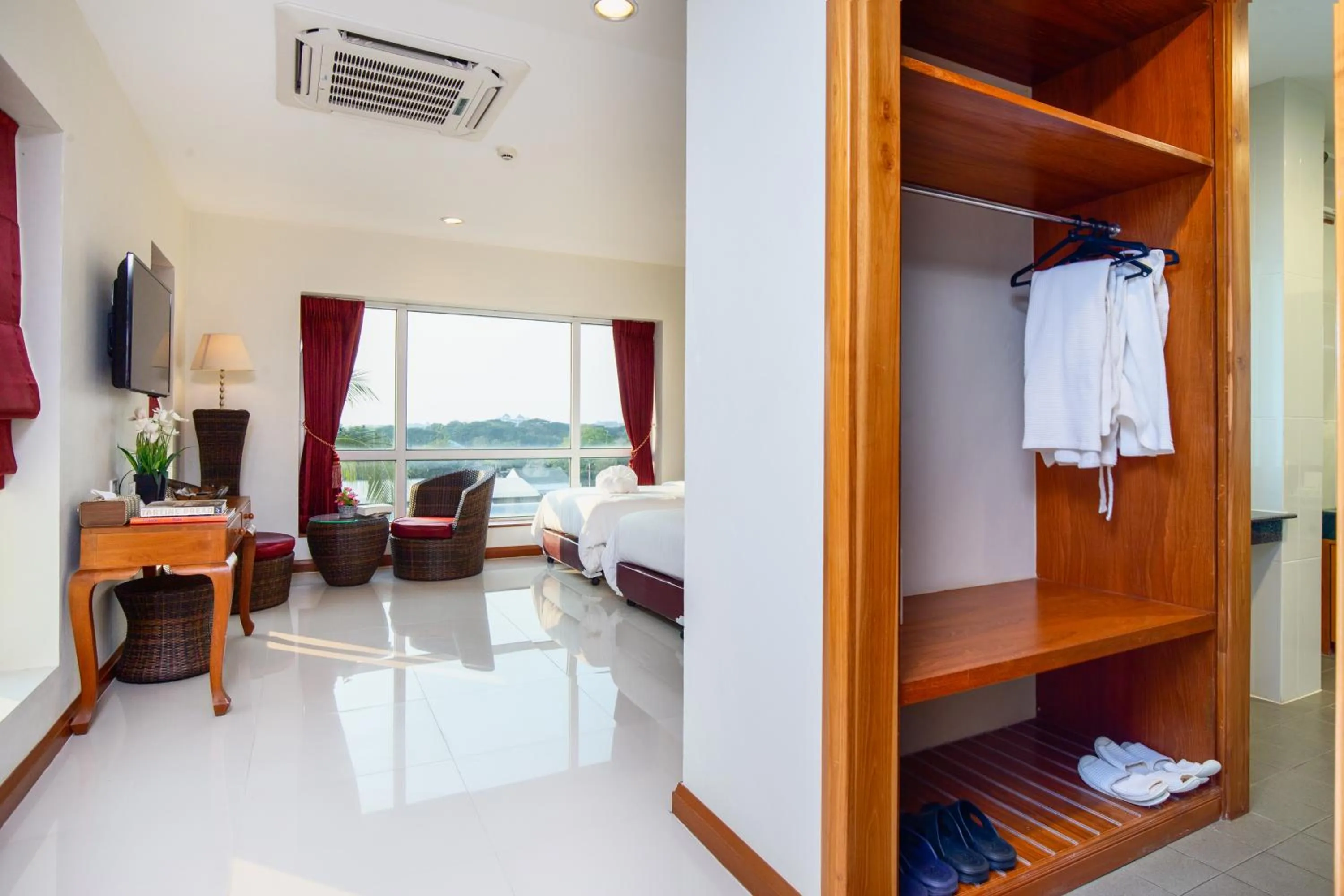 Bed in Kanchanaburi City Hotel