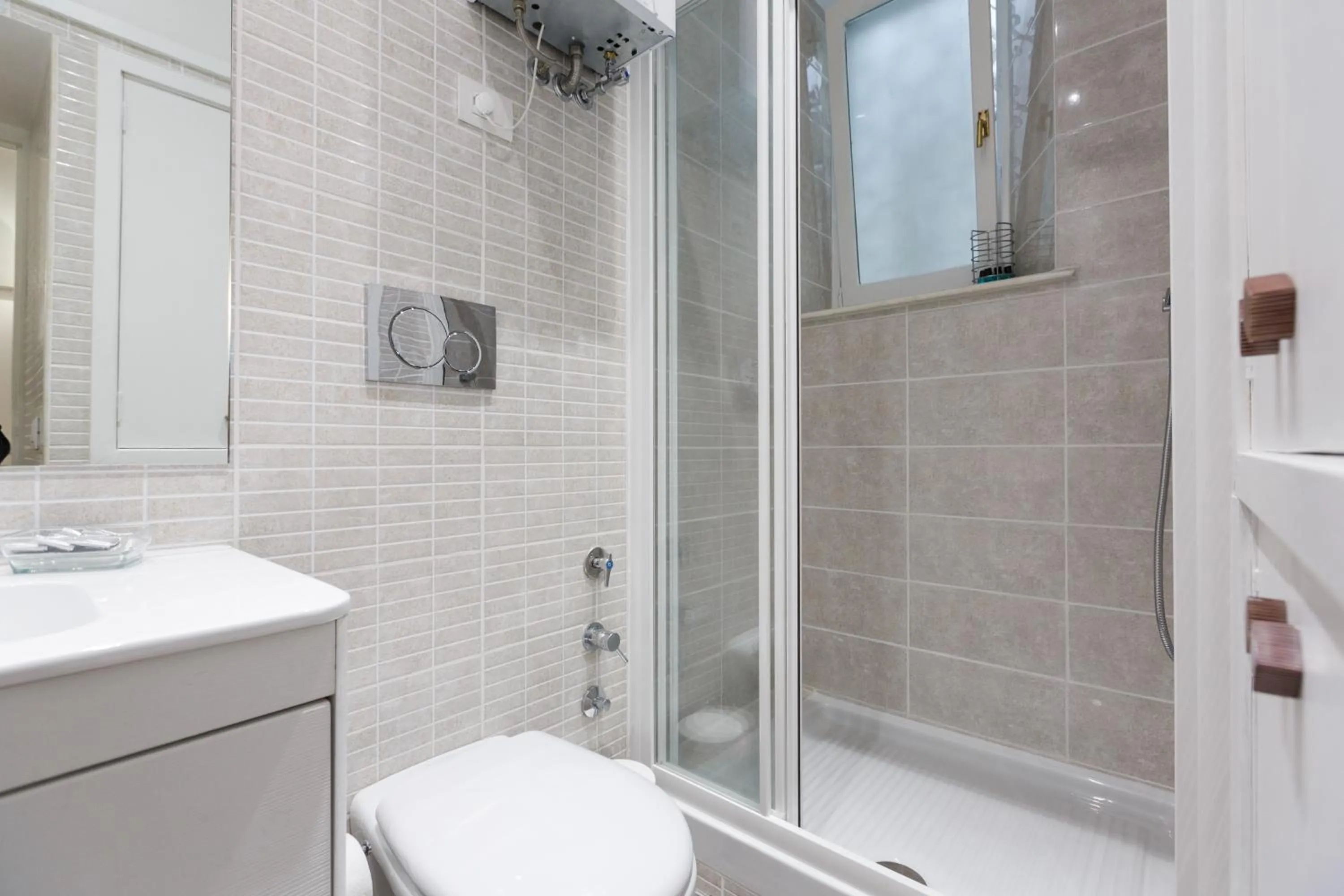 Shower in NAVONA, Old Rome Lodge