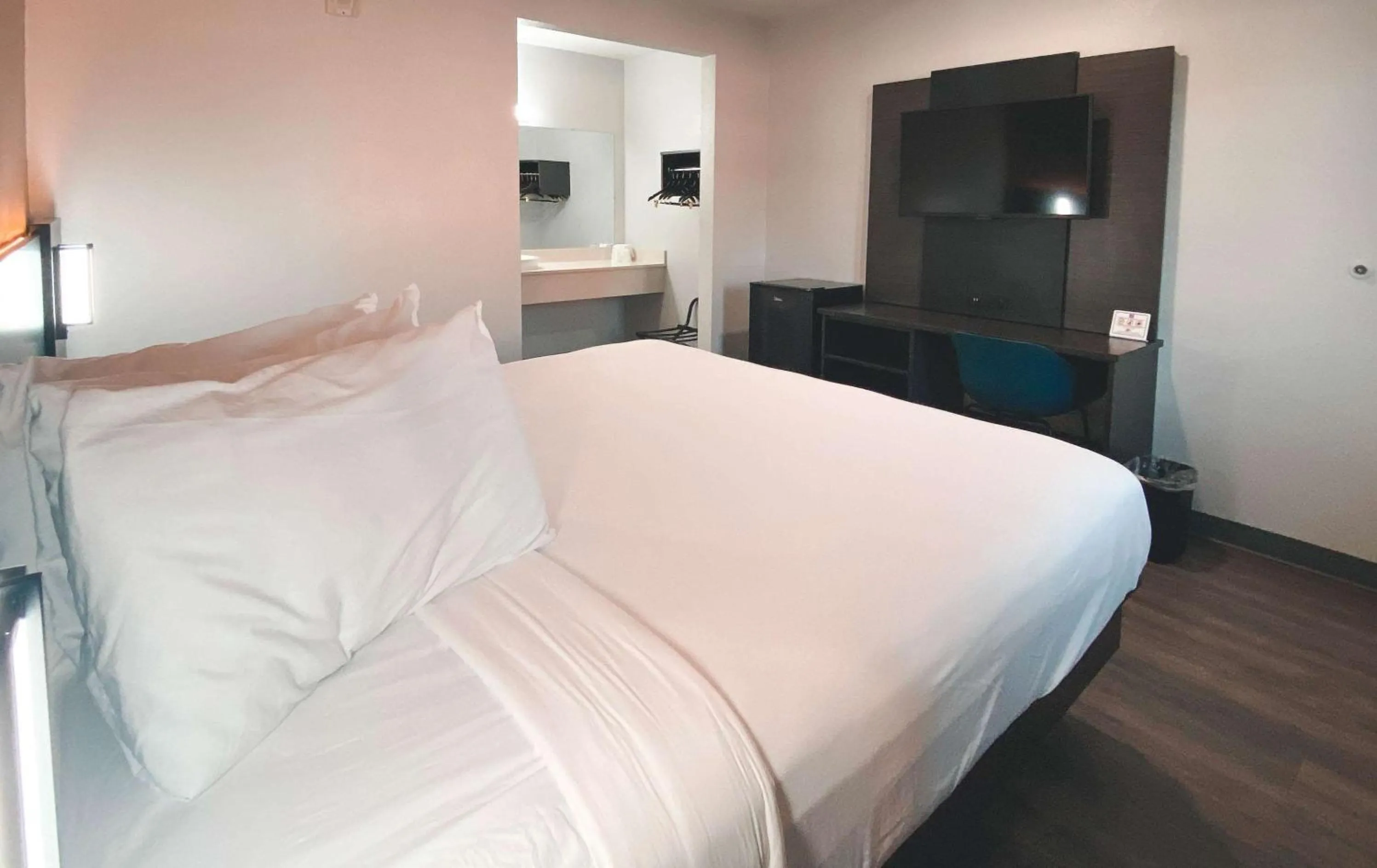 Bedroom, Bed in Studio 6 West Sacramento CA