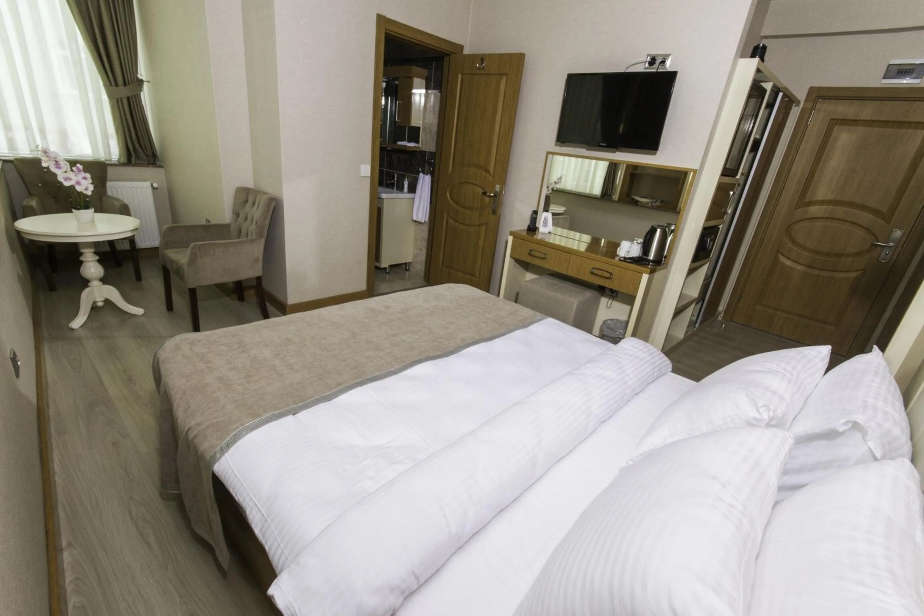 Photo of the whole room in mars hotel