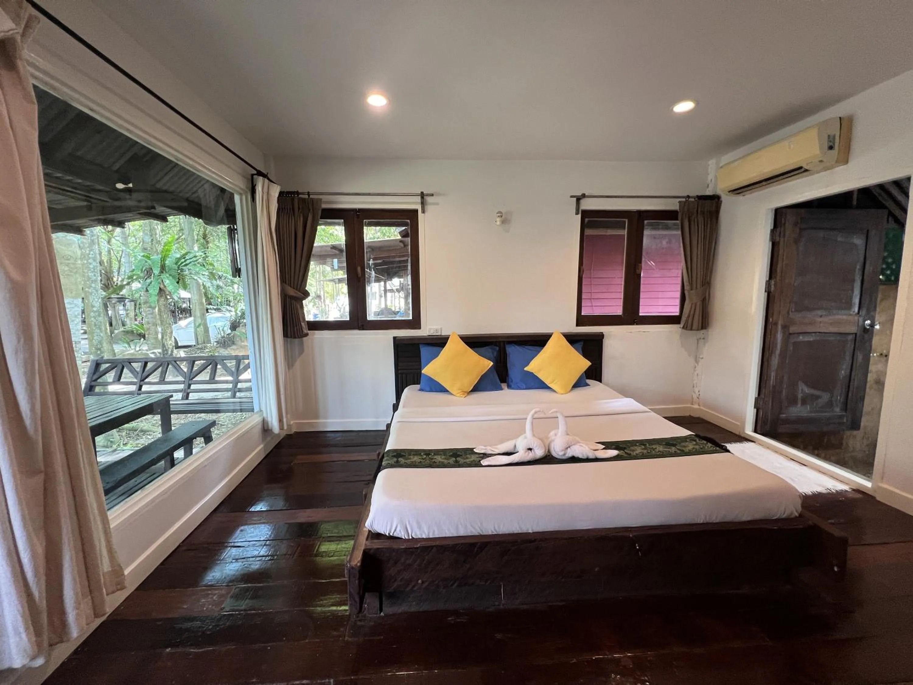 Photo of the whole room, Bed in Pang Mai Resort