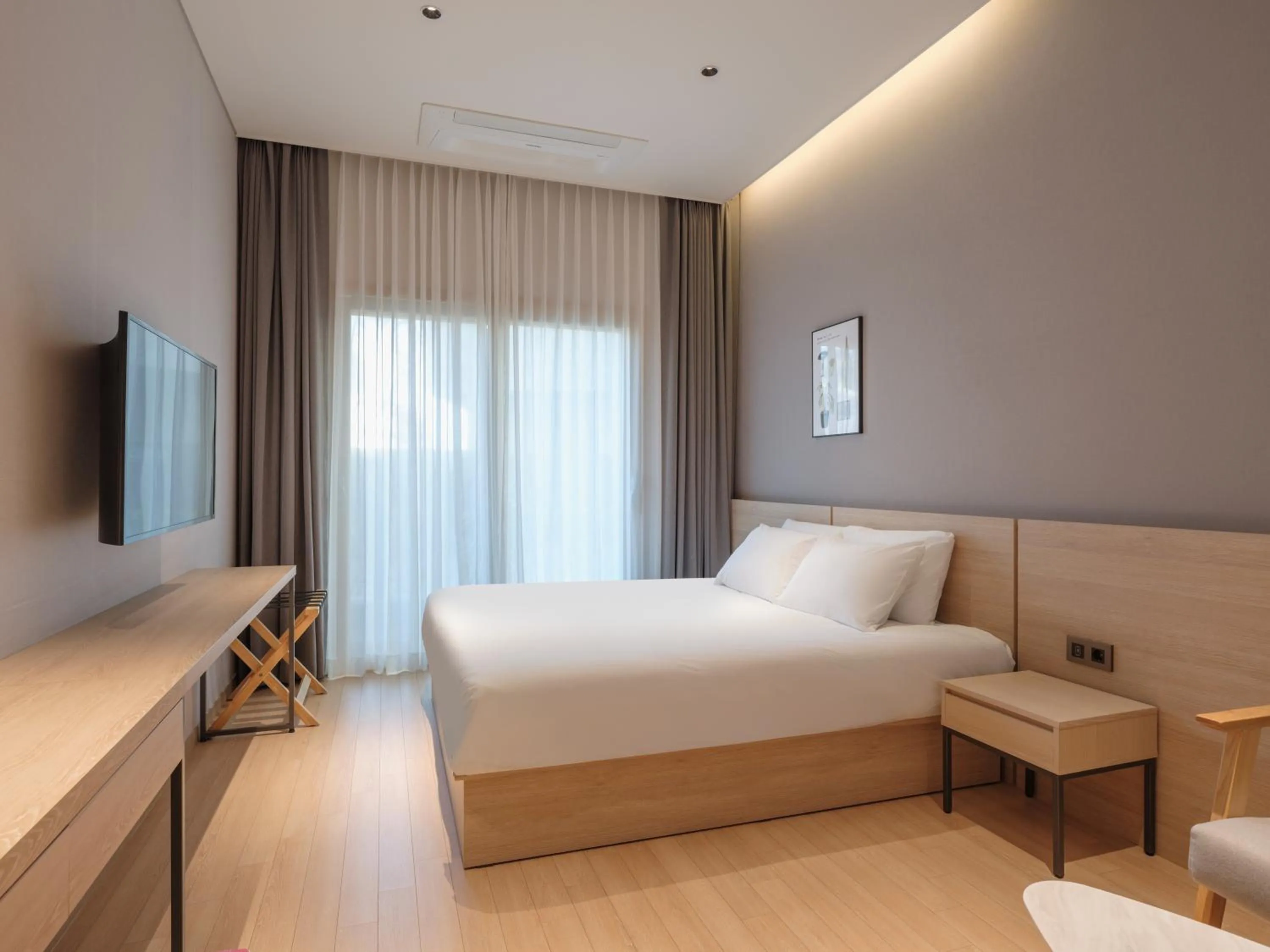 Communal lounge/ TV room, Bed in Le Collective Sokcho Central