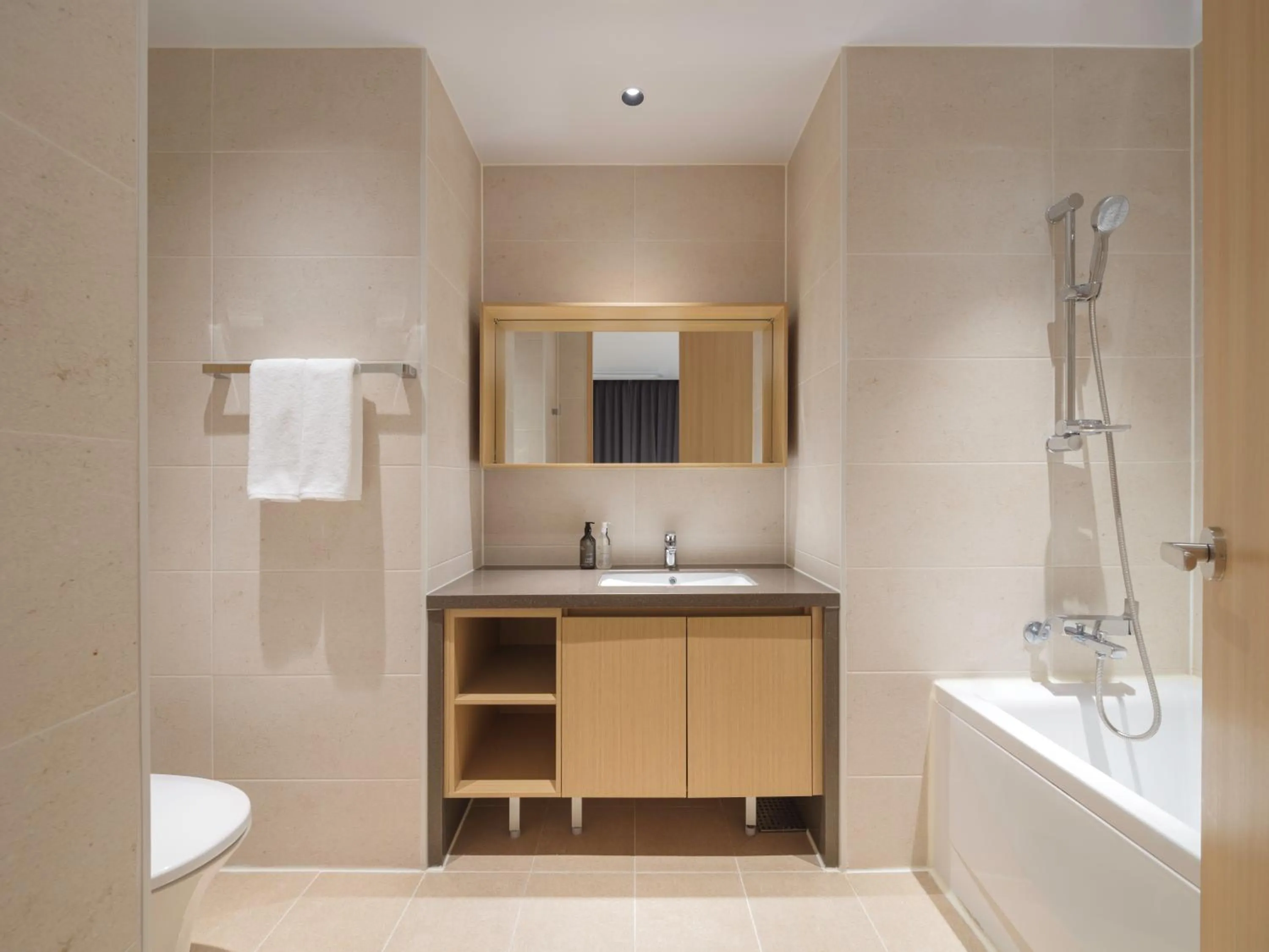 Shower in Le Collective Sokcho Central