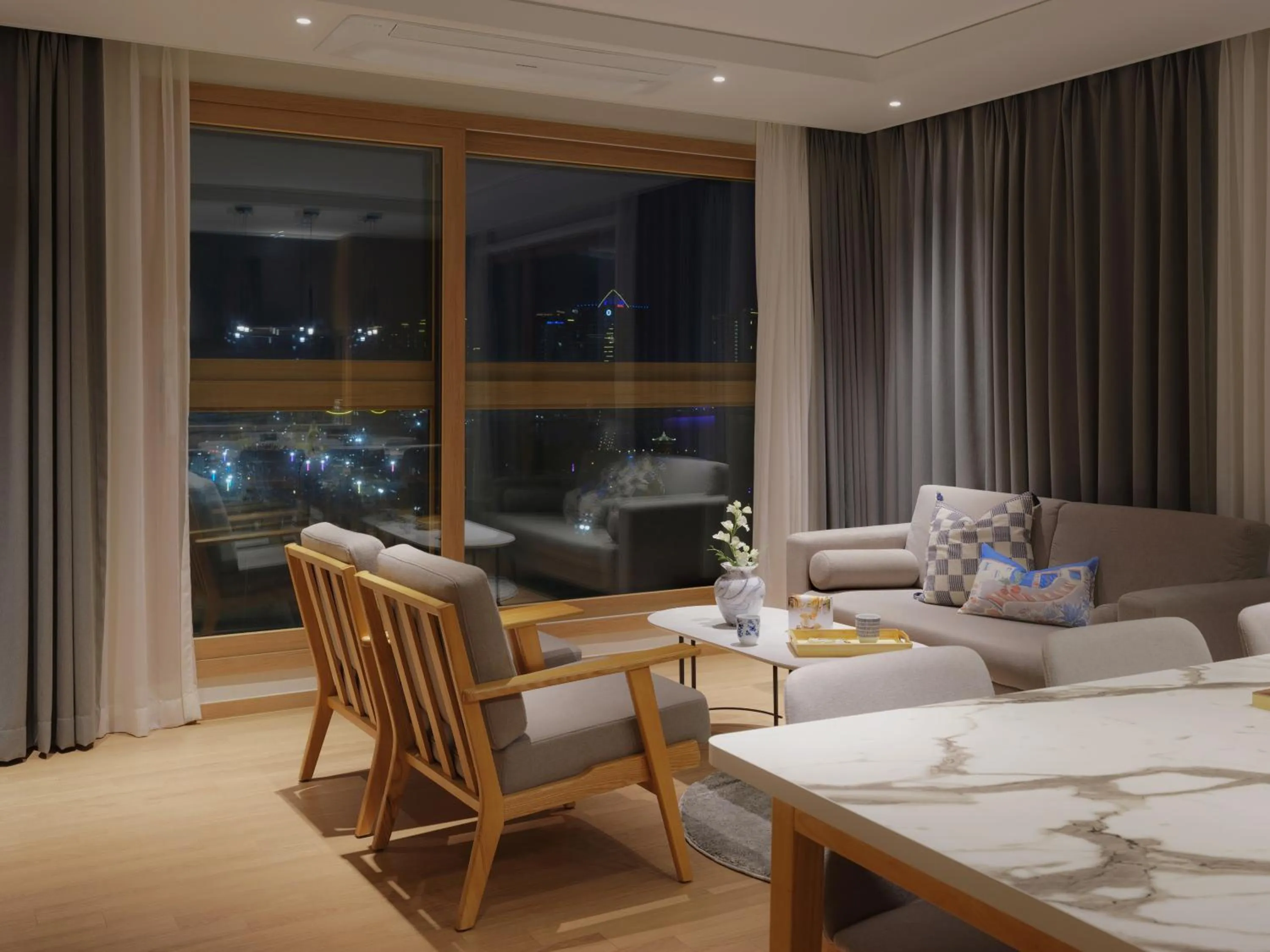 Night in Le Collective Sokcho Central