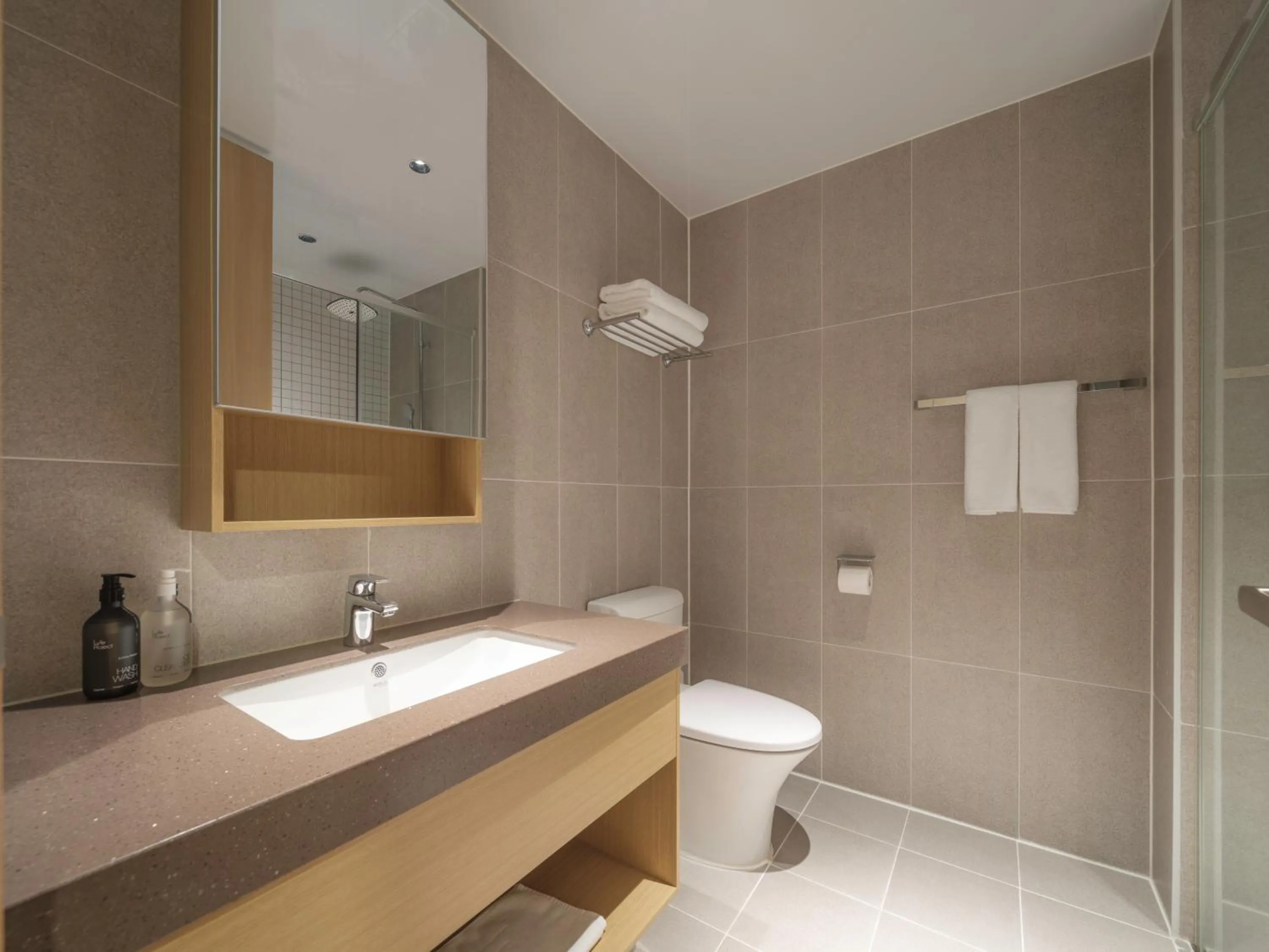 Shower in Le Collective Sokcho Central