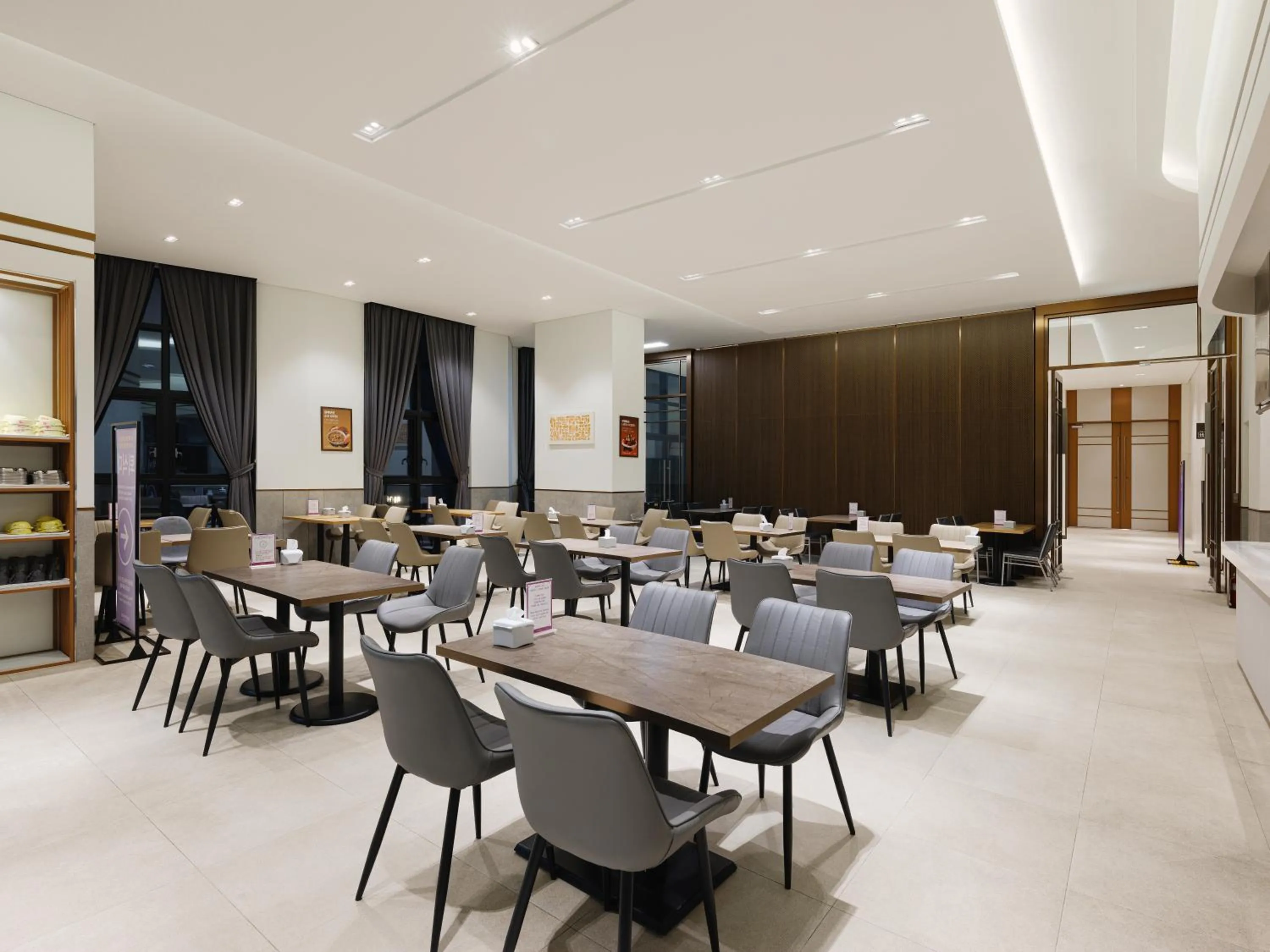 Buffet breakfast in Le Collective Sokcho Central