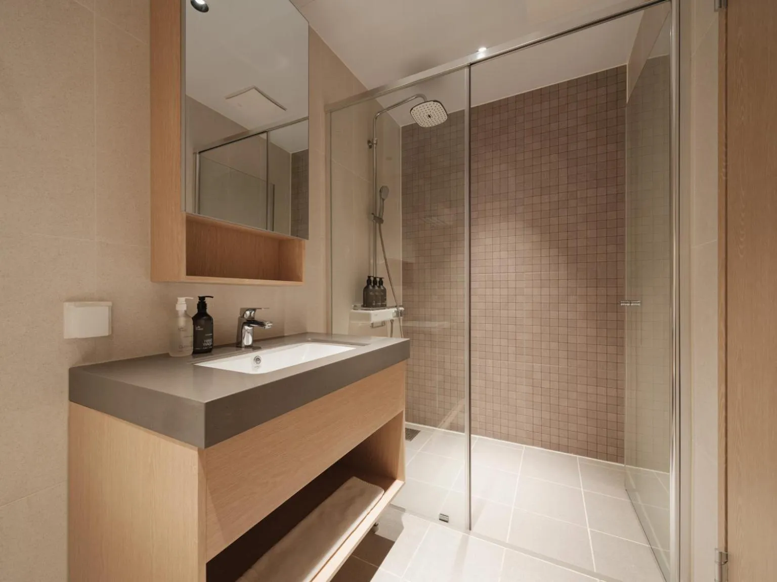 Shower in Le Collective Sokcho Central