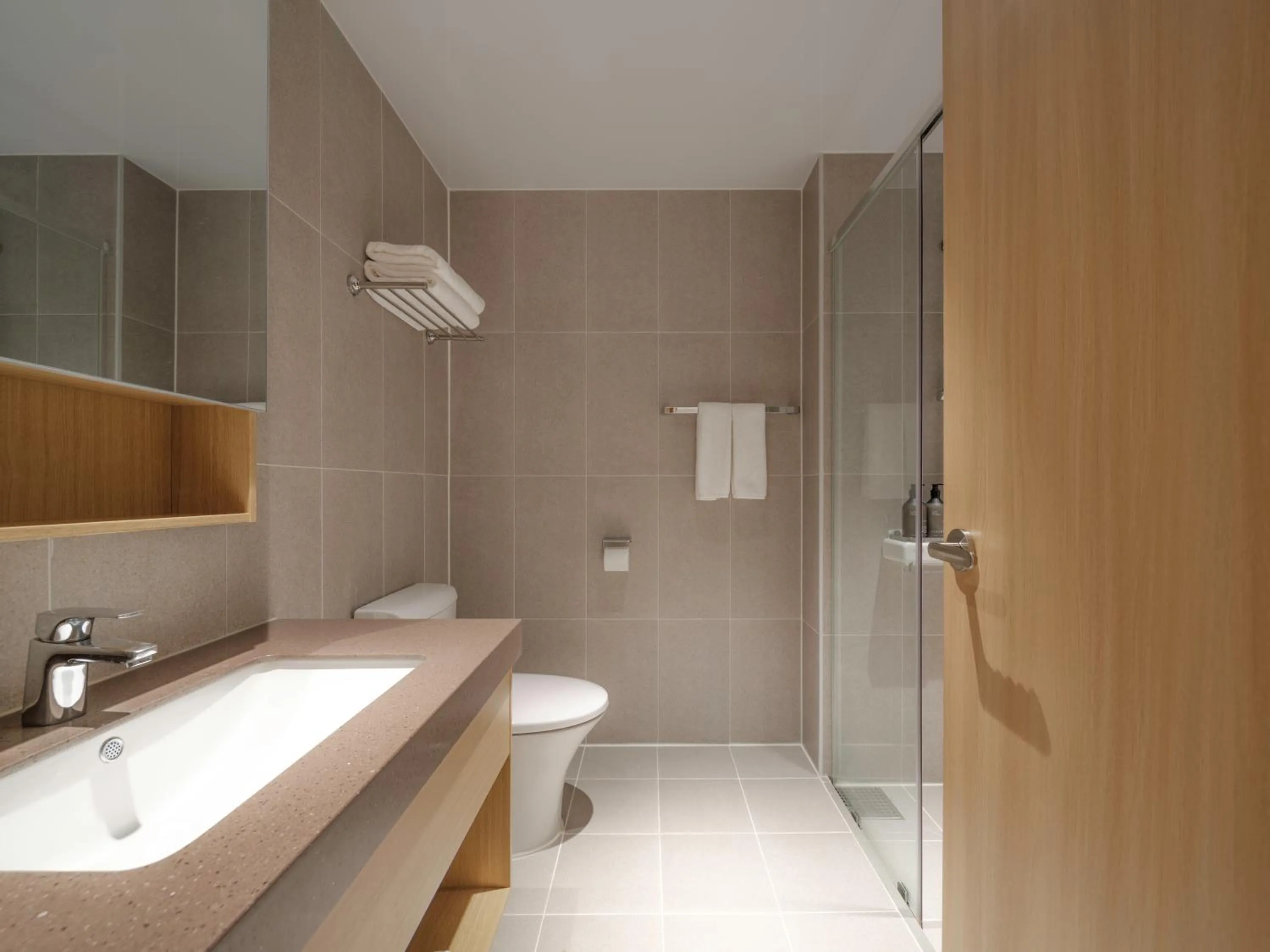 Shower in Le Collective Sokcho Central