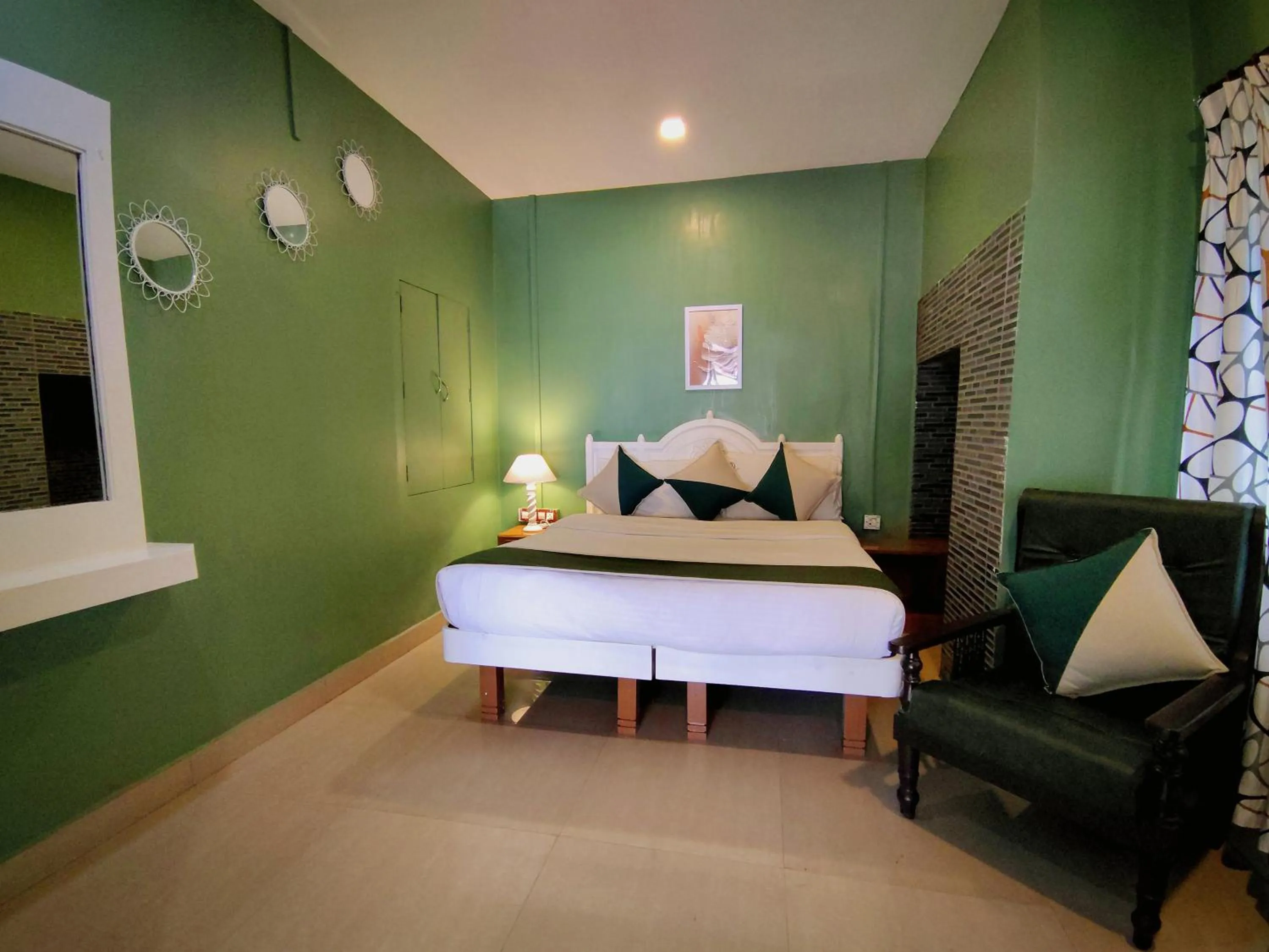 Bed in 7 ROADS RESORT 50mts to lake