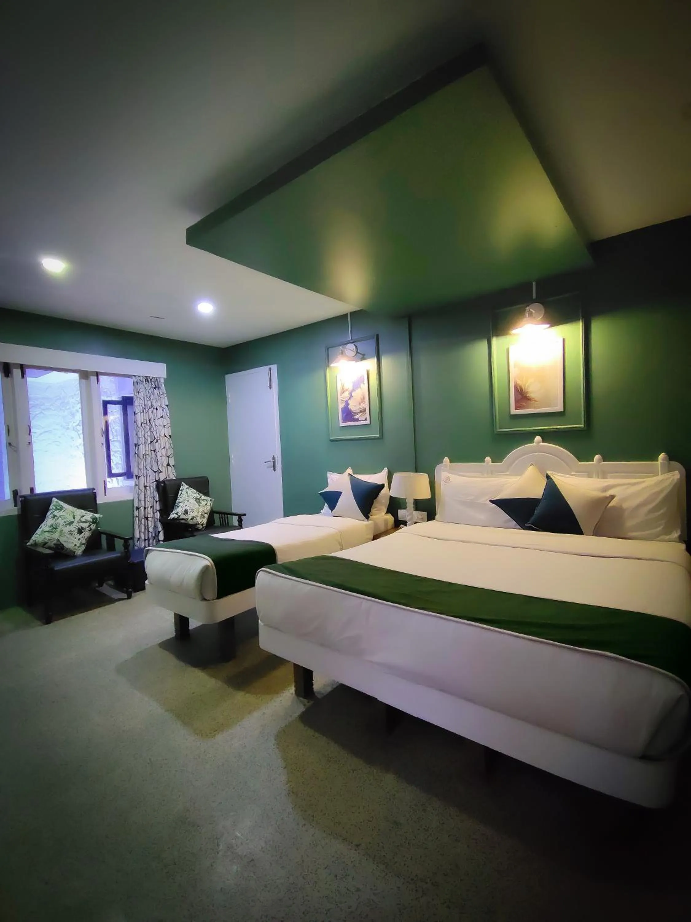 Bed in 7 ROADS RESORT 50mts to lake