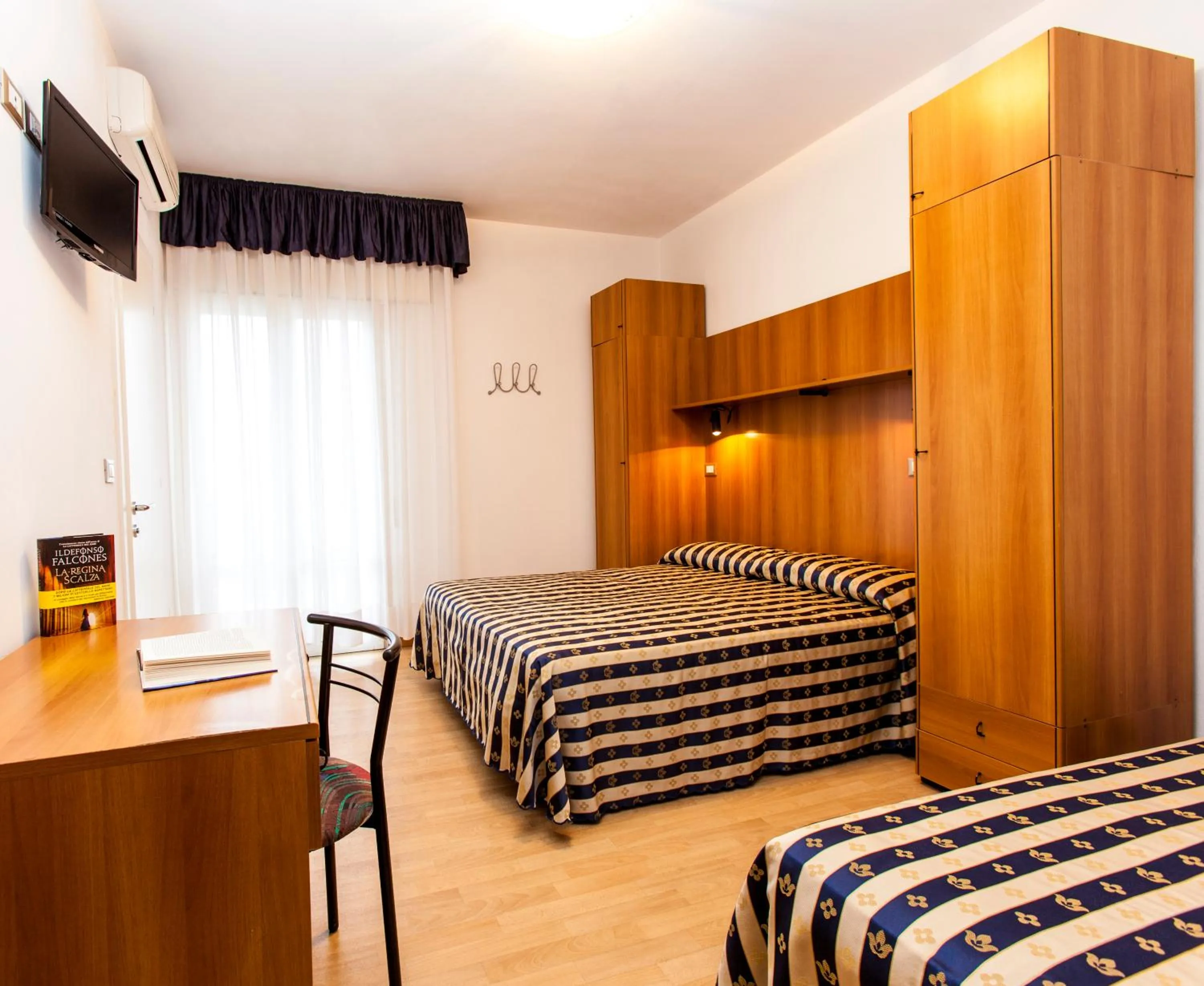 TV and multimedia, Bed in Hotel Arizona