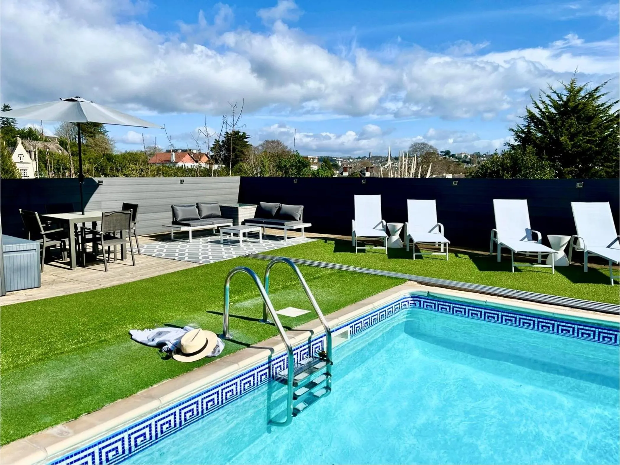 Swimming pool in Atlantis Holiday Apartments