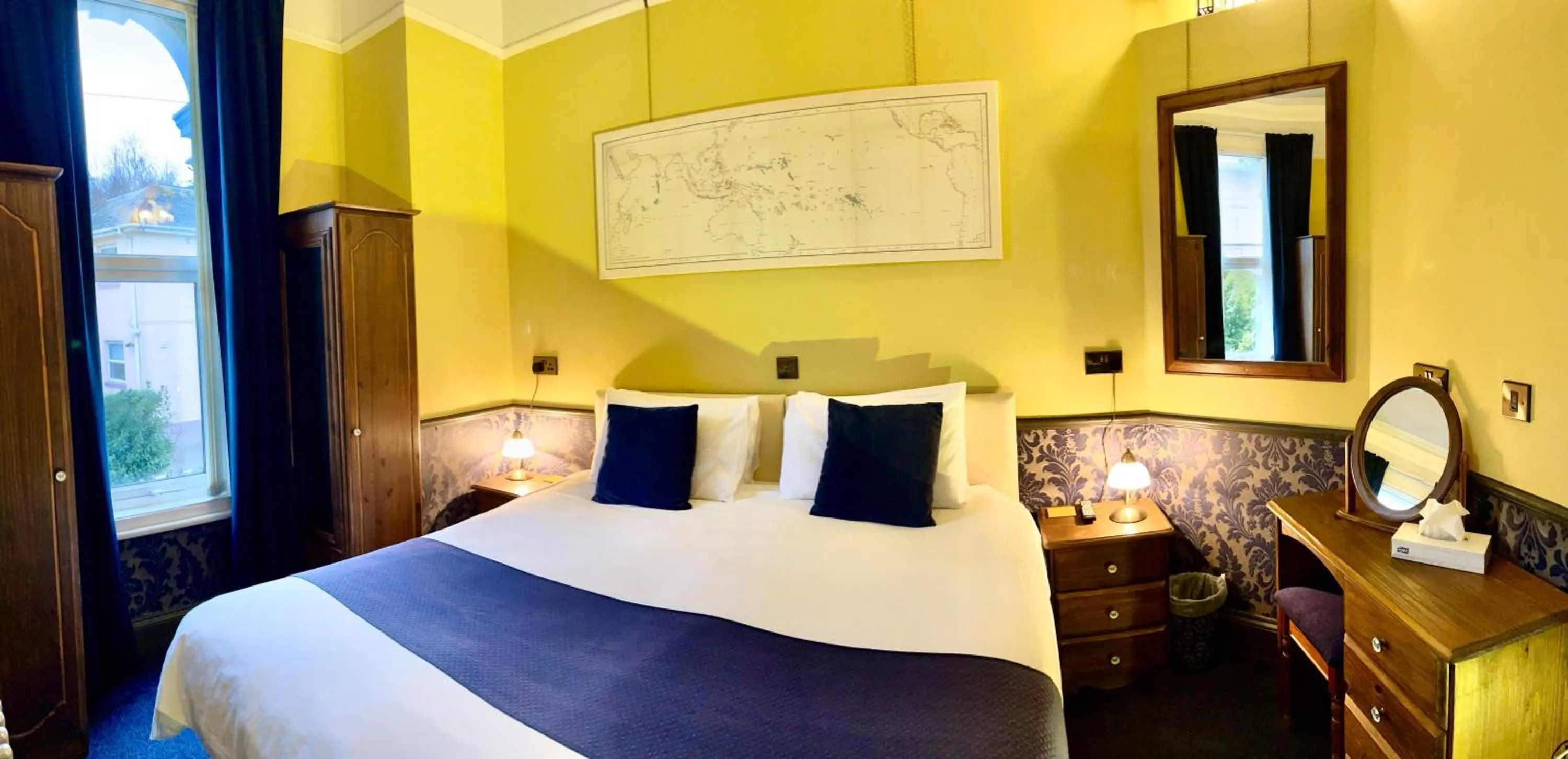 Property building, Bed in Atlantis Holiday Apartments