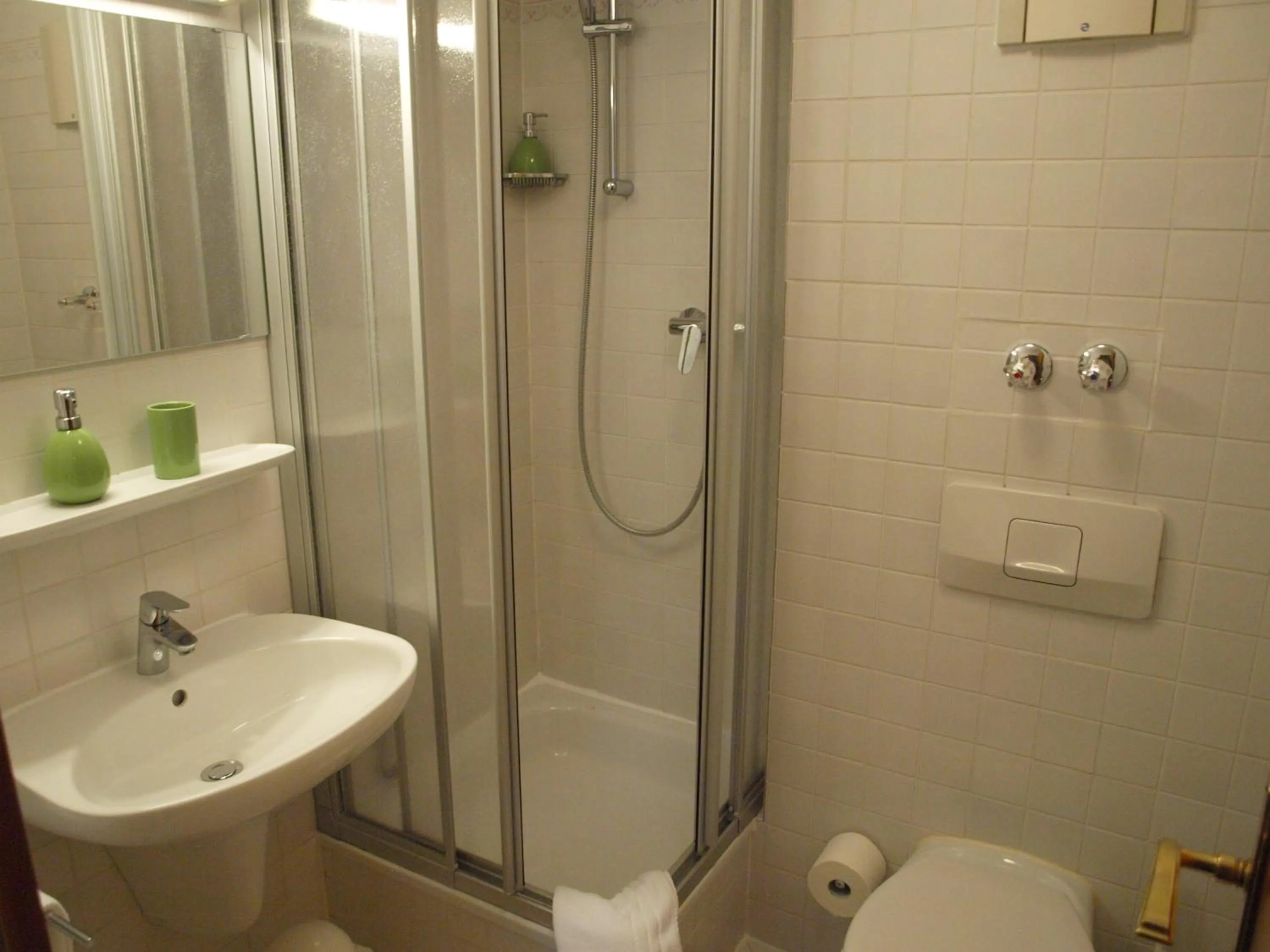 Bathroom in Gästehaus Engelgasse Herzogenaurach