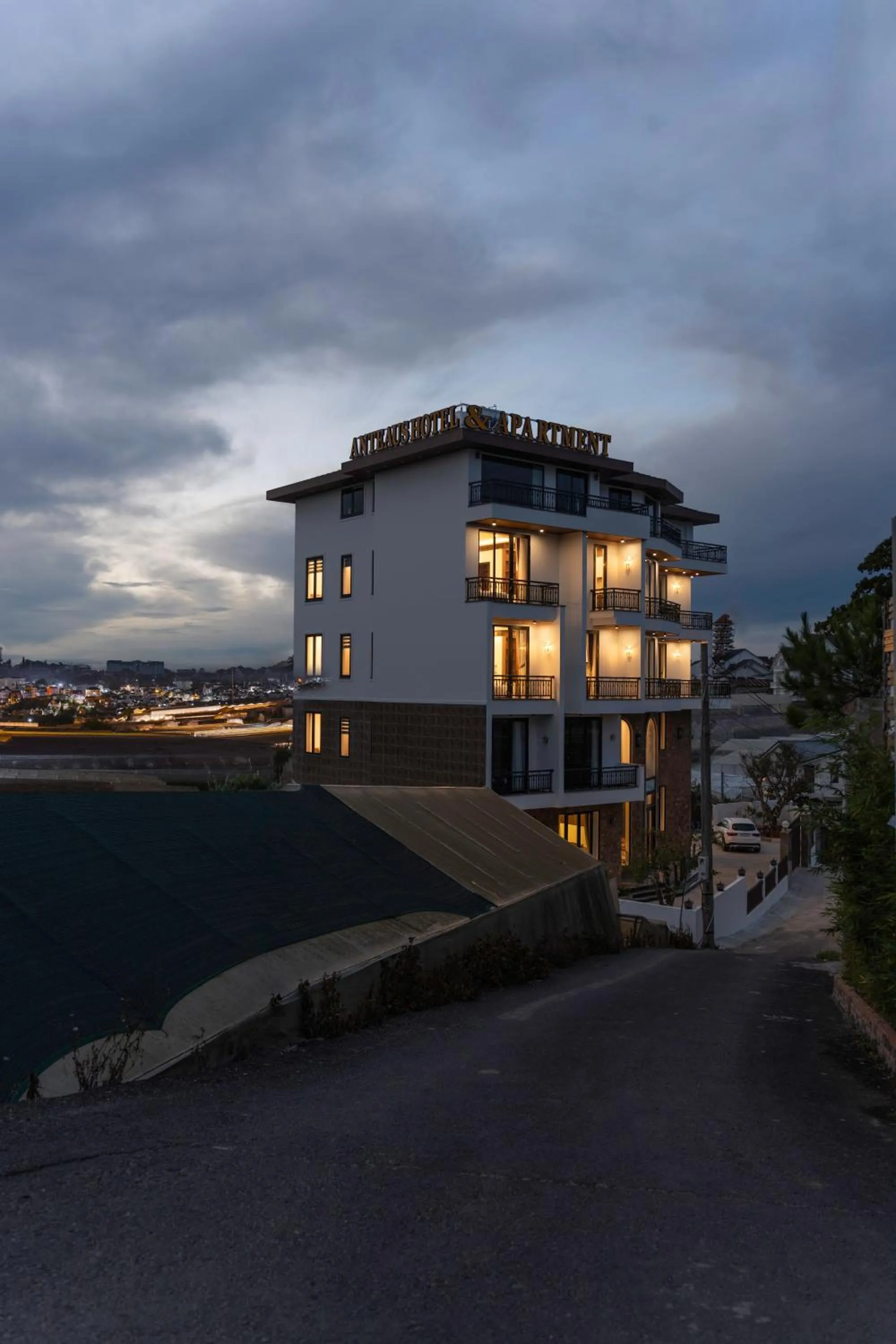 Property building in Anteaus Hotel Đà Lạt