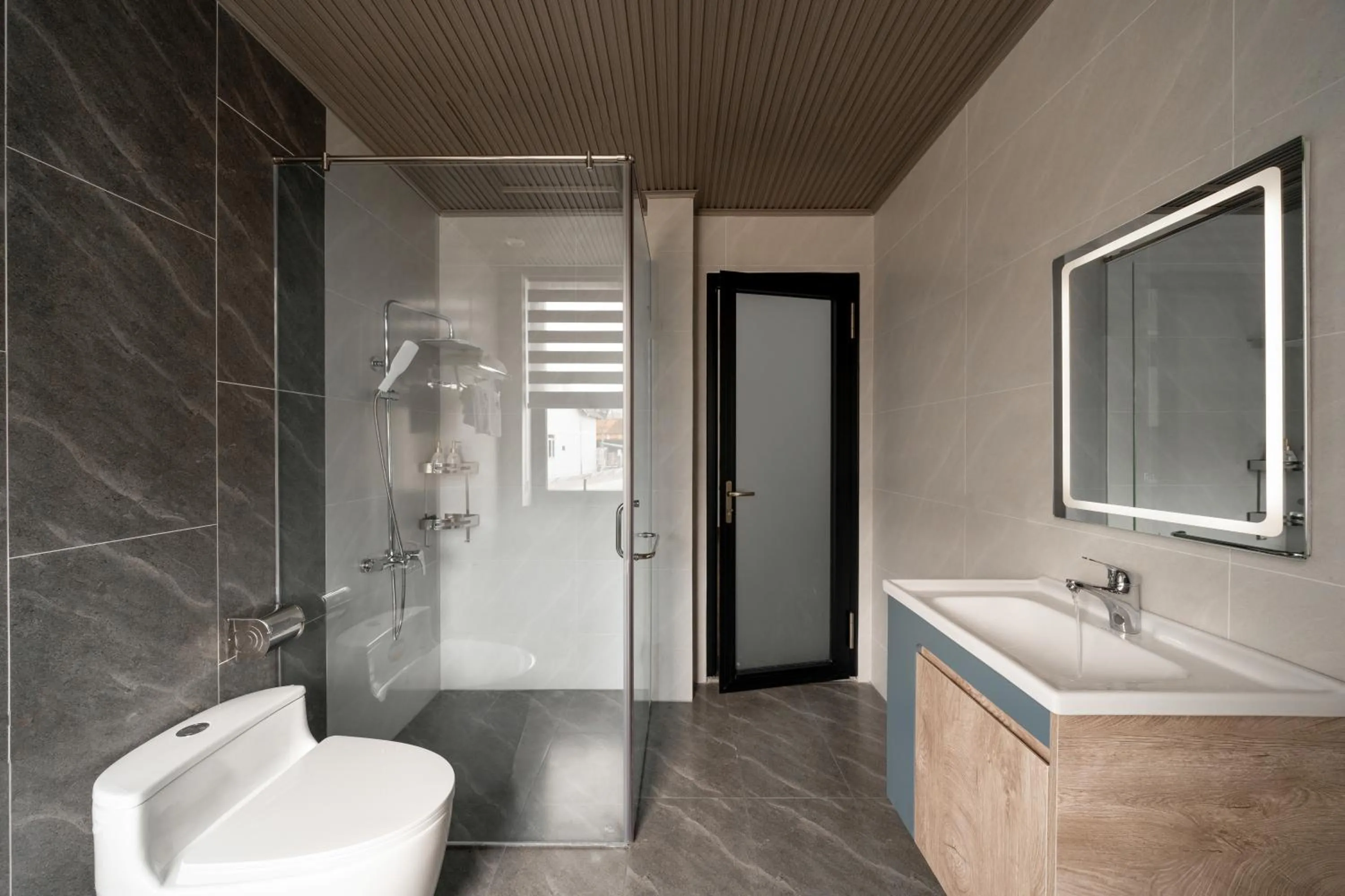 Shower in Anteaus Hotel Đà Lạt