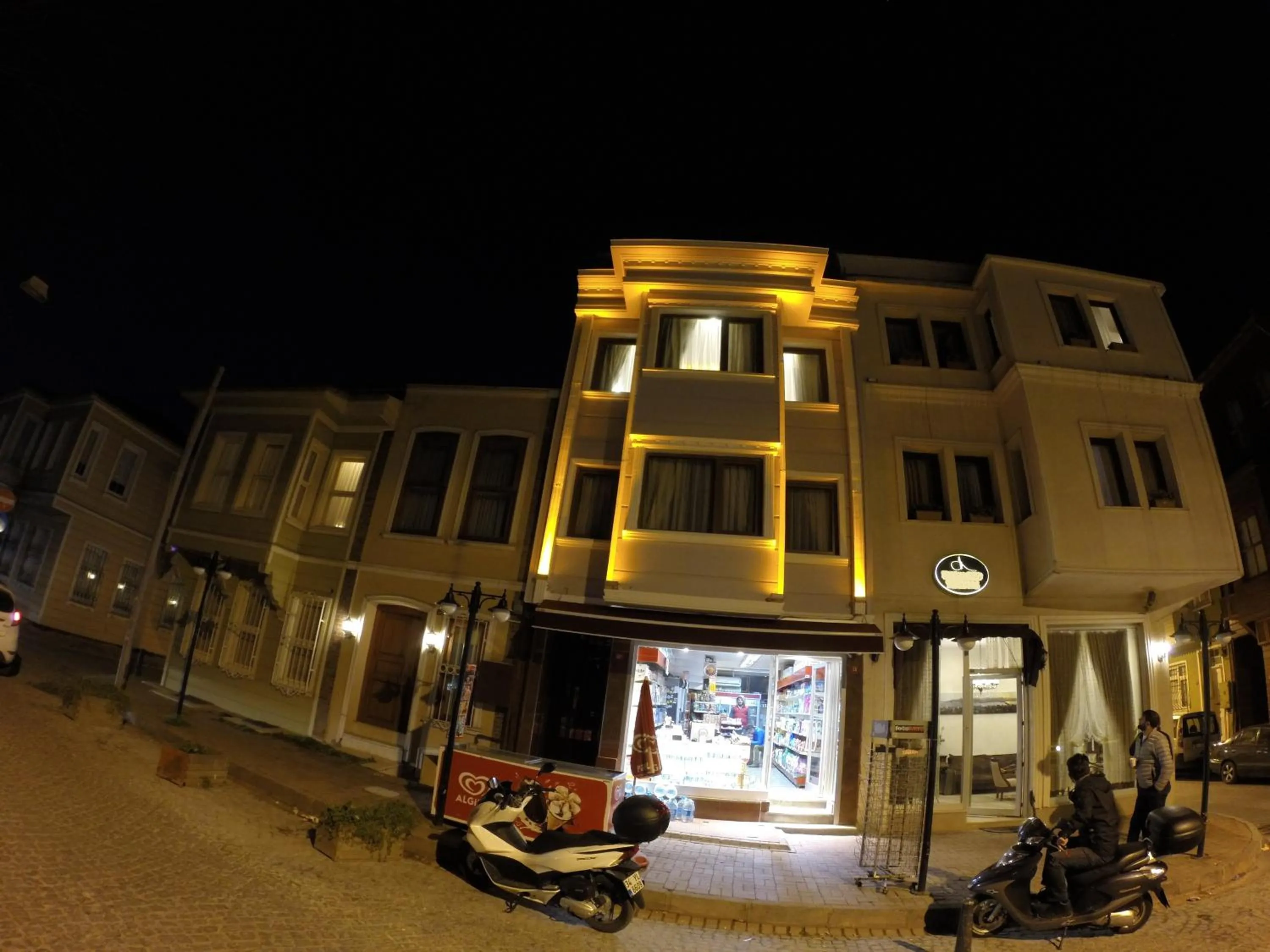 Facade/entrance in Meydan Suites